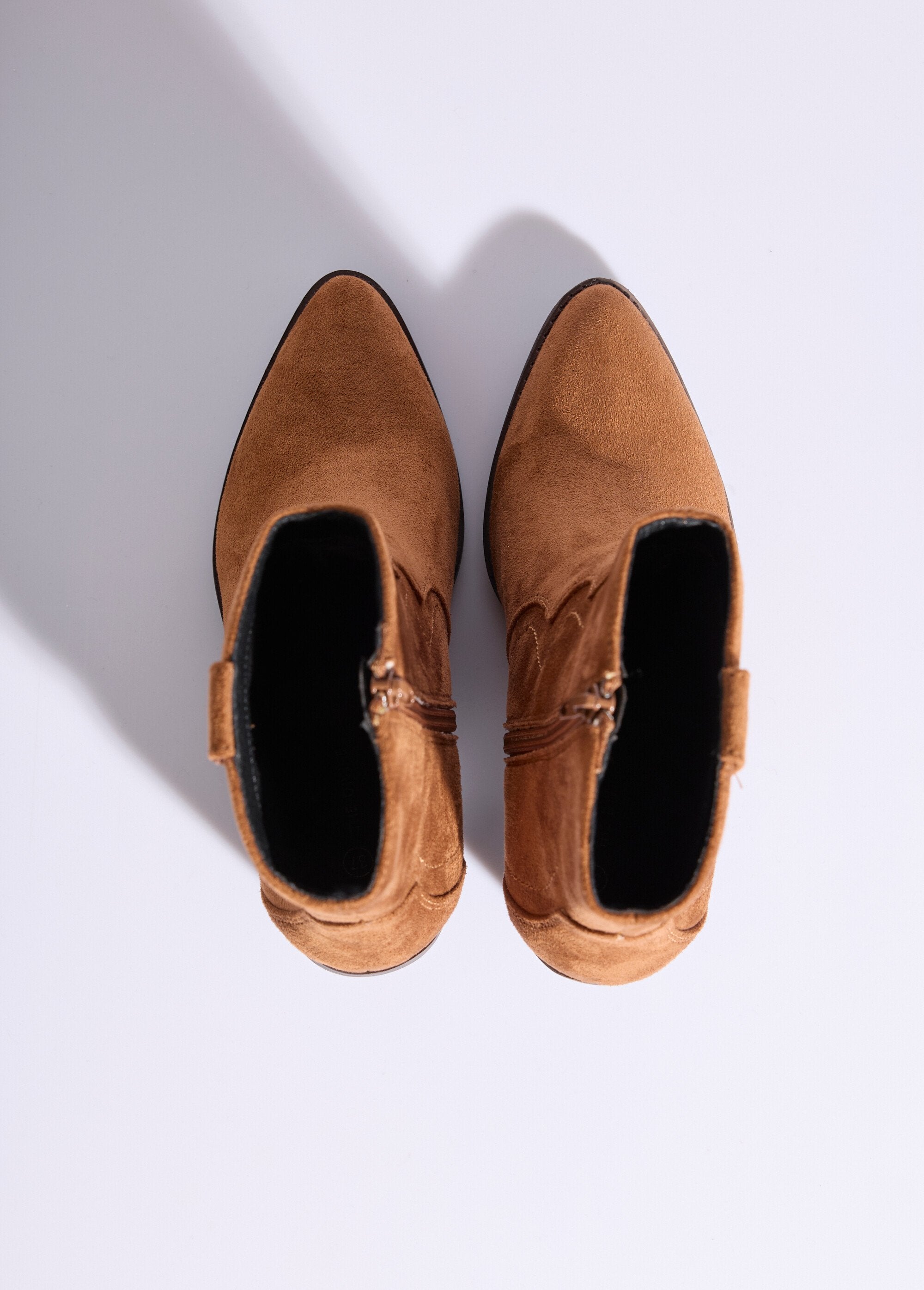 Pointed_western_boots_with_beveled_heel_camel_OV1_slim