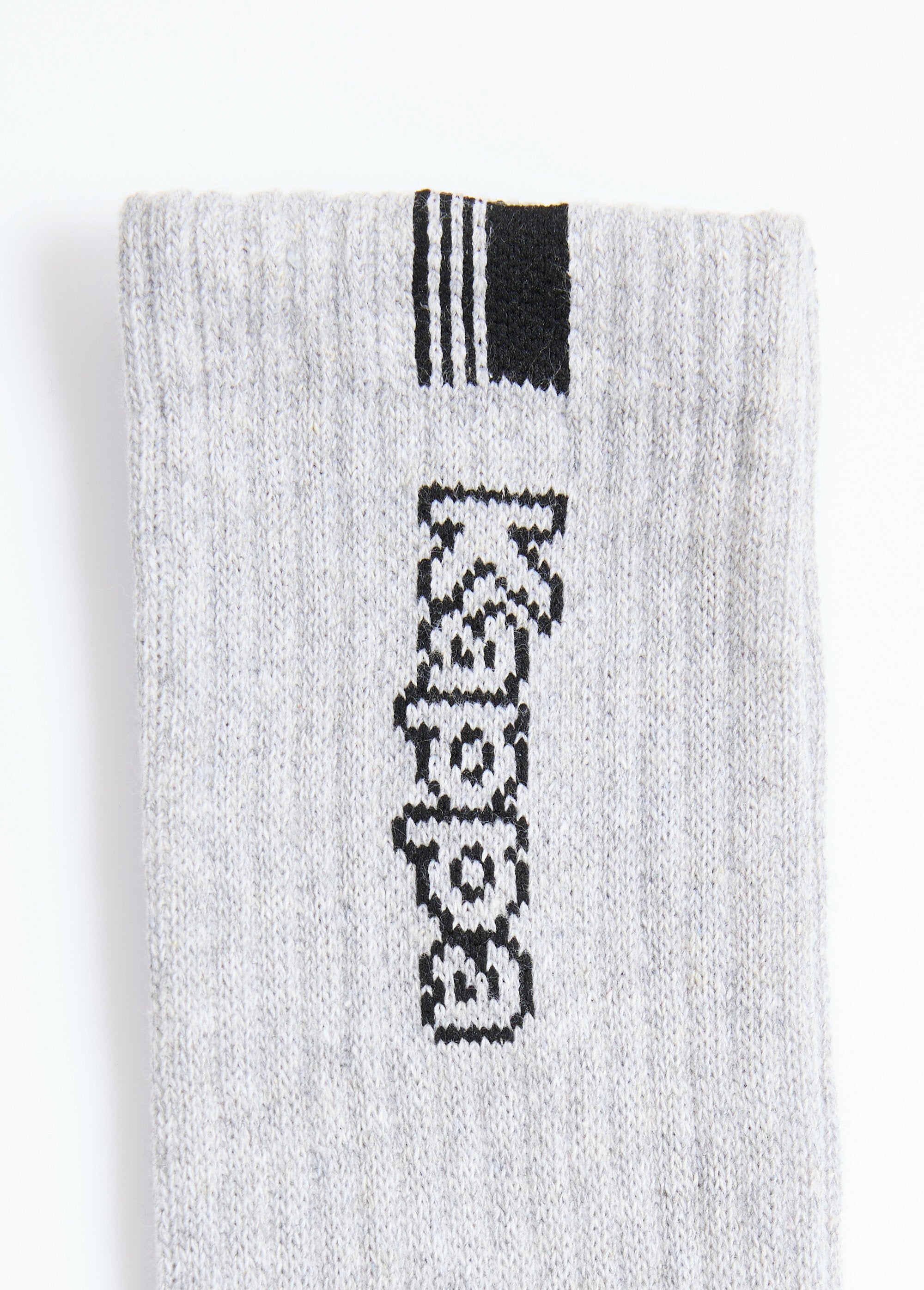 Assorted_ribbed_sports_socks_White_and_gray_and_black_DE3_slim