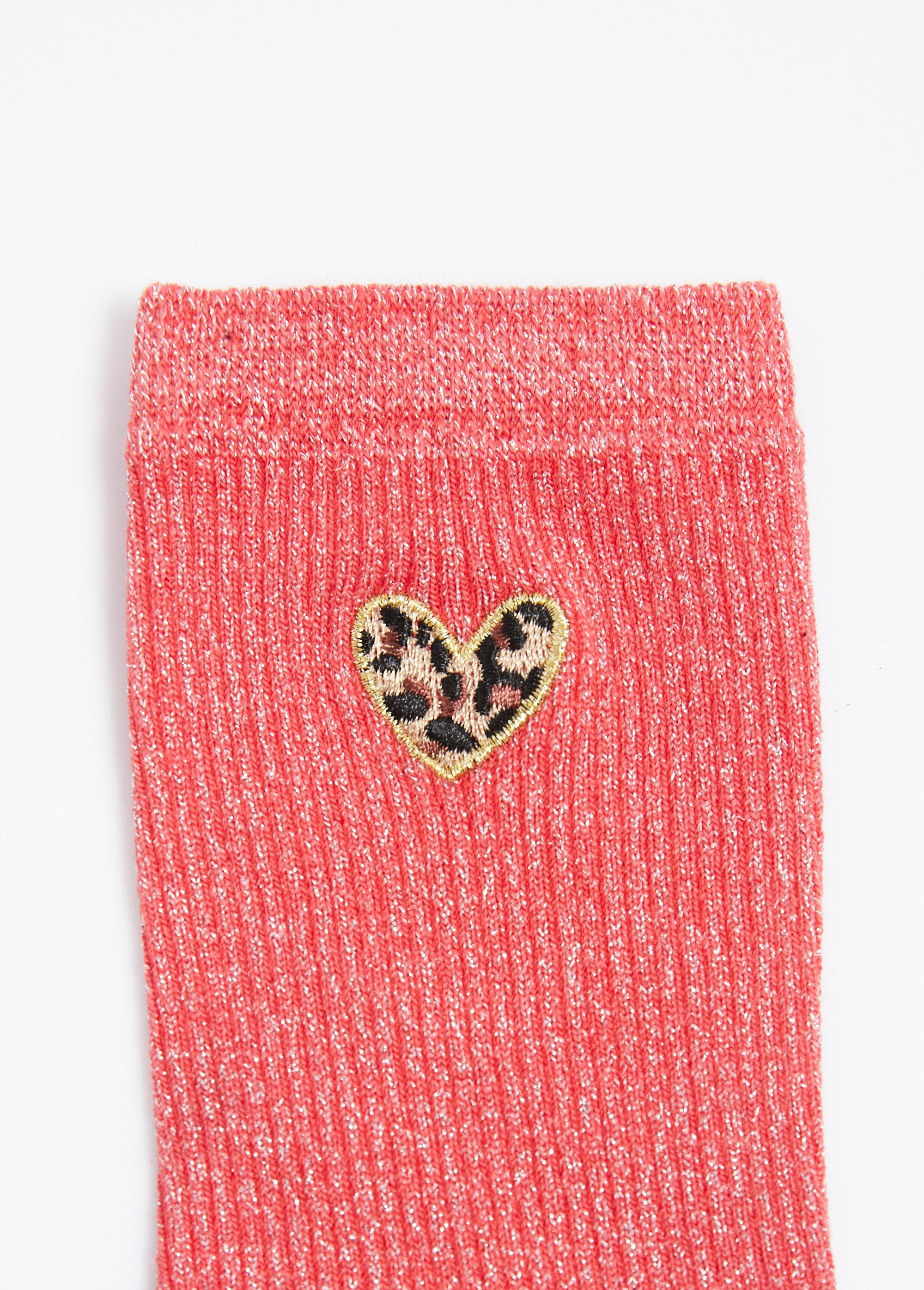 Thin_ribbed_socks_with_leopard_heart_pattern_Red_DE2_slim