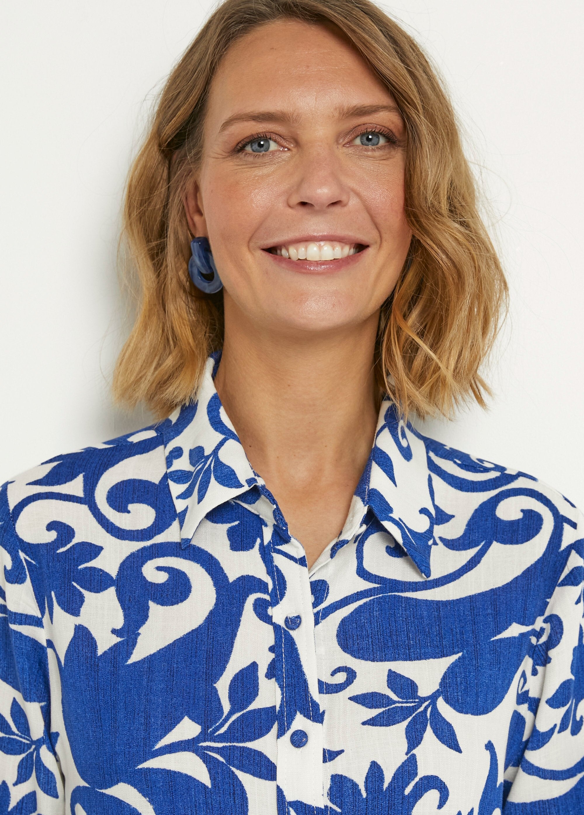 Long-sleeved_bucolic_print_blouse_Blue_and_ecru_DE1_slim