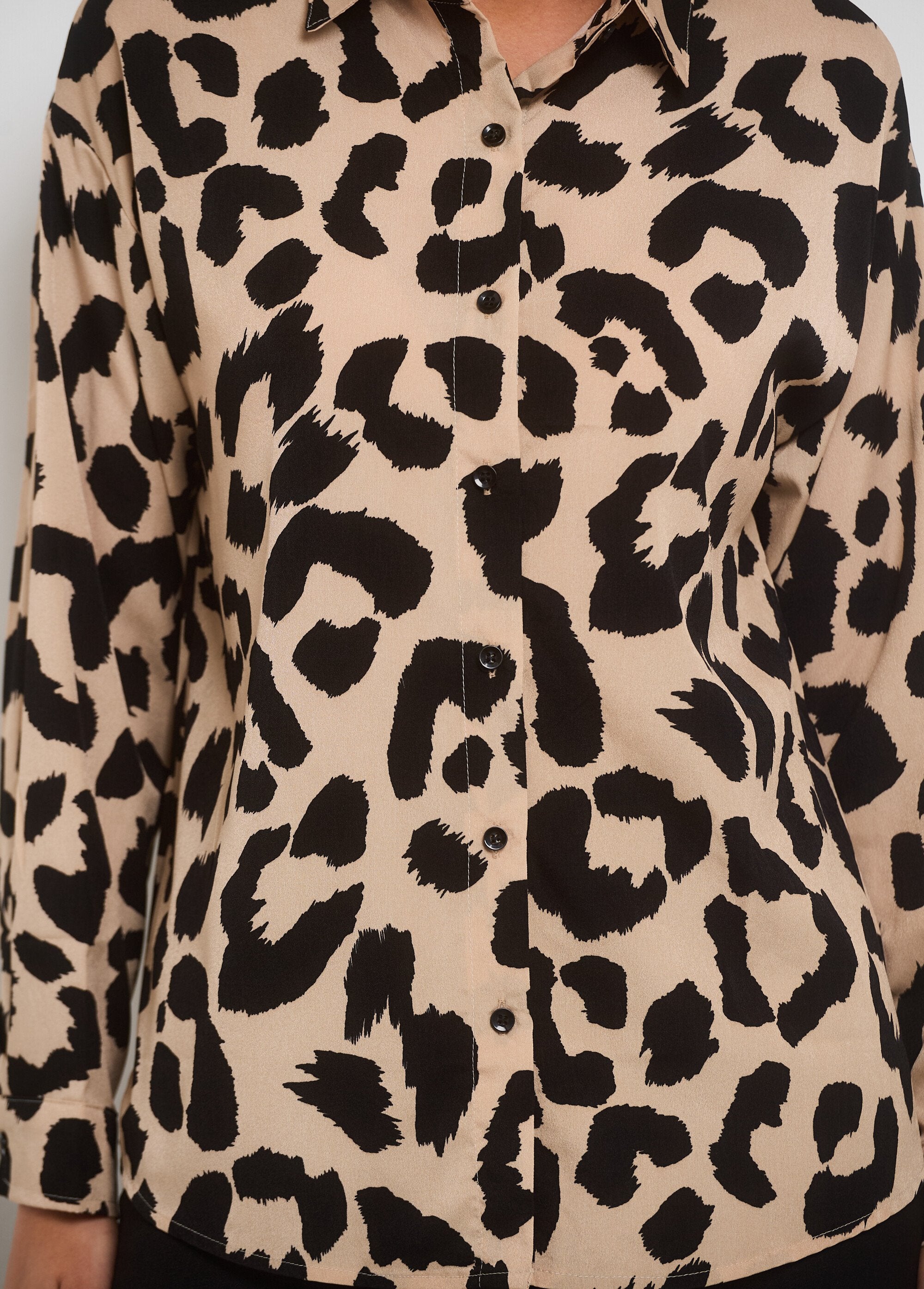 Stylish_leopard_print_blouse_Beige_and_black_DE3_slim