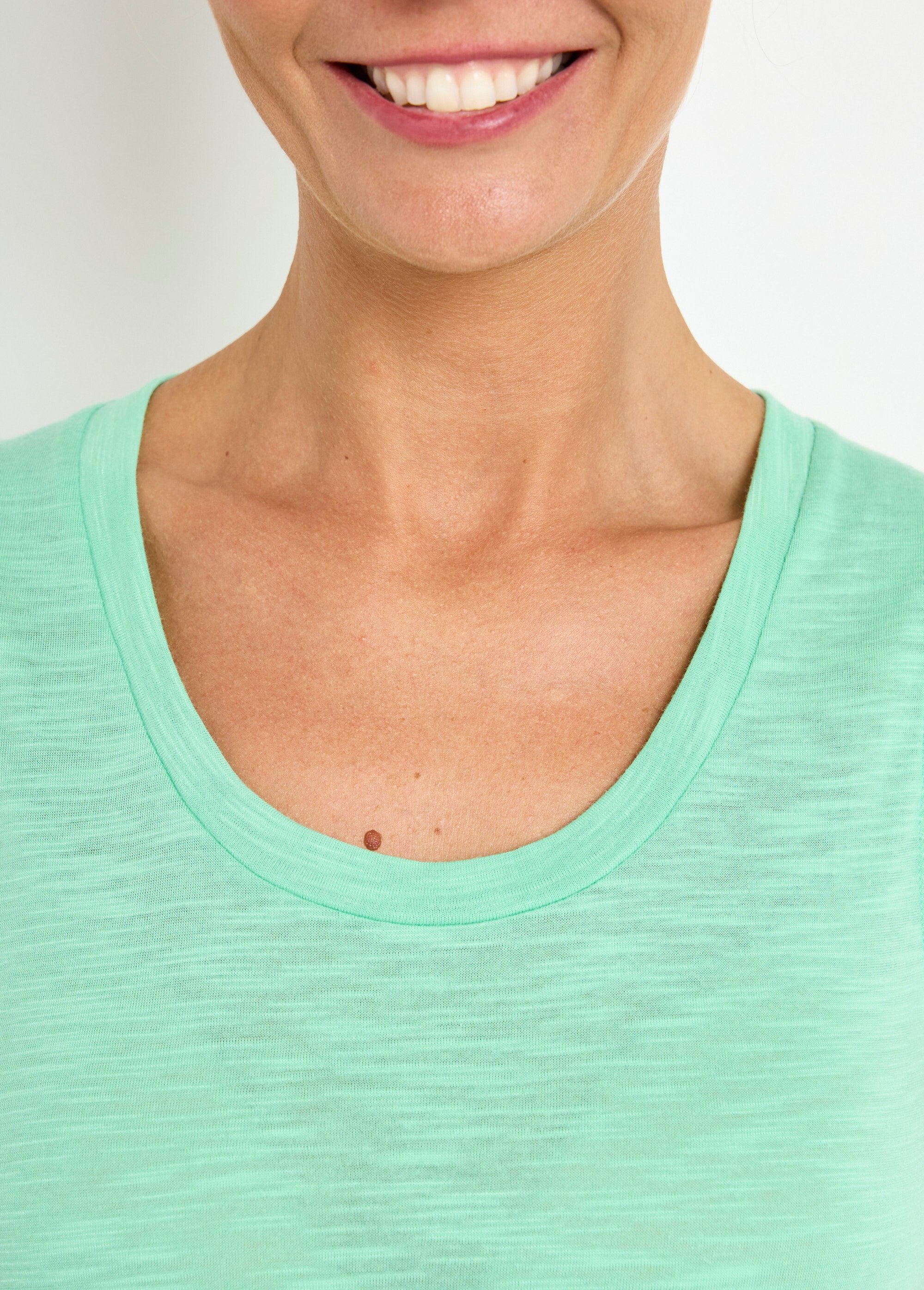 Flamed_knit_tank_top_with_dancer_collar_Green_DE2_slim