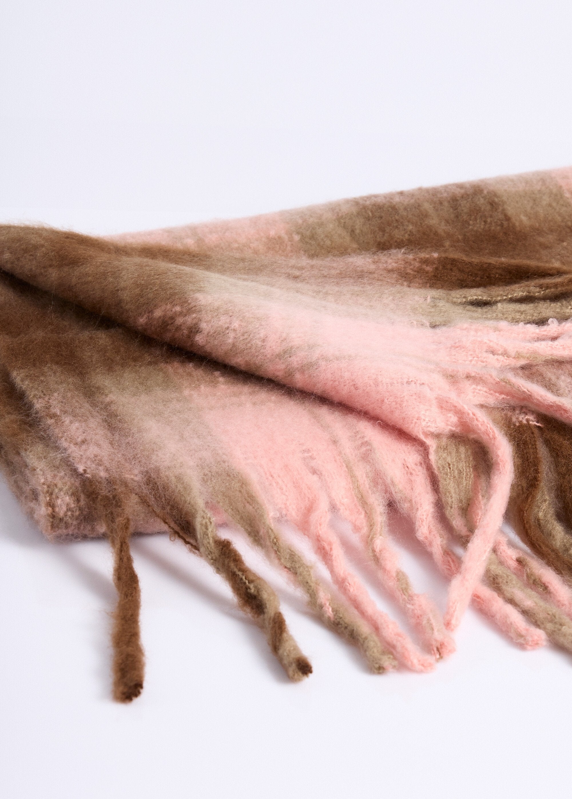 Long_checkered_scarf_with_fringe_Pink_tiles_DE1_slim