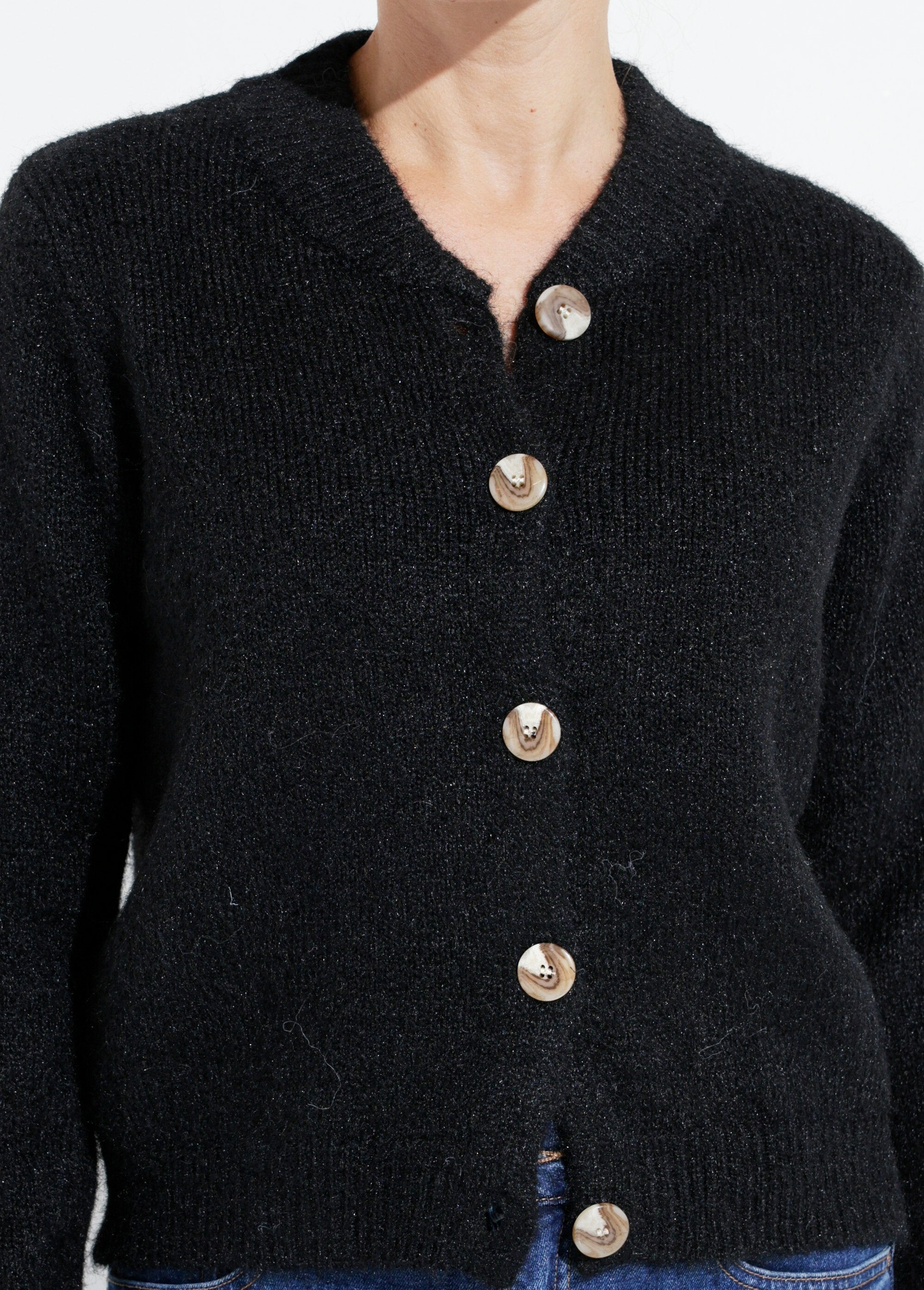 Fancy_round_neck_knitted_vest_Black_DE1_slim