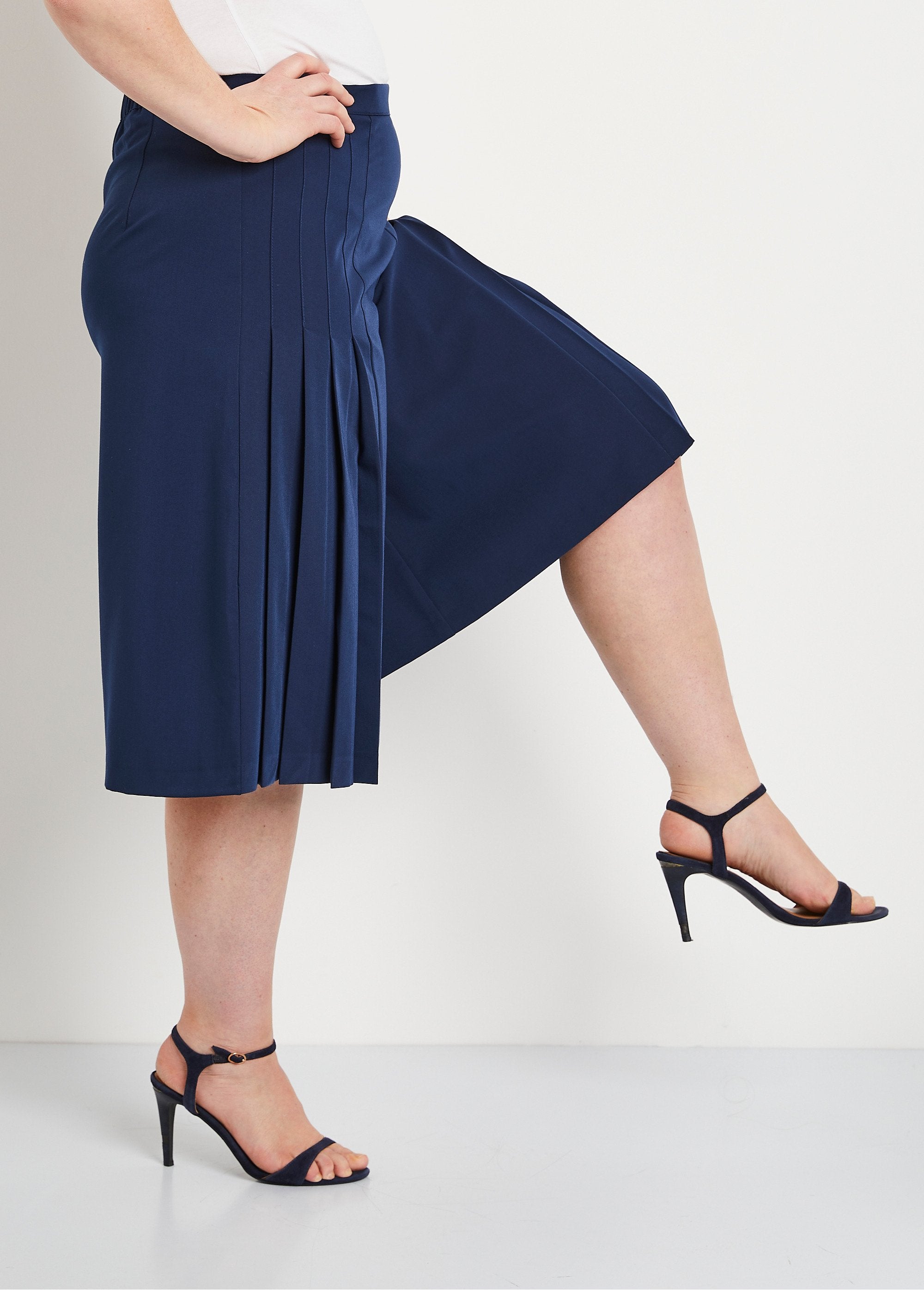 Loose_culottes_with_long_semi-elasticated_waistband_Marine_DR1_curvy