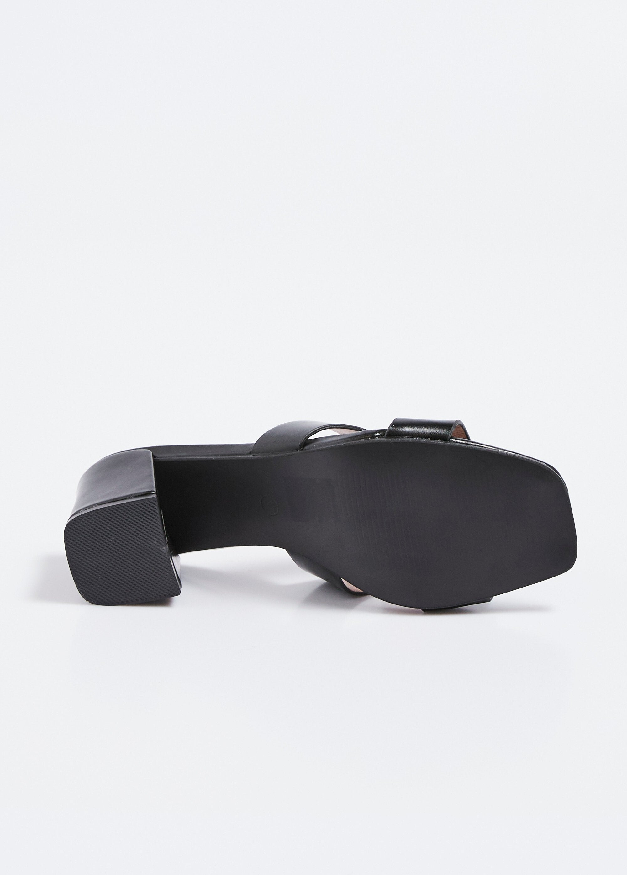 Chic_square-toe_mules_with_a_chunky_heel_Black_UN1_slim