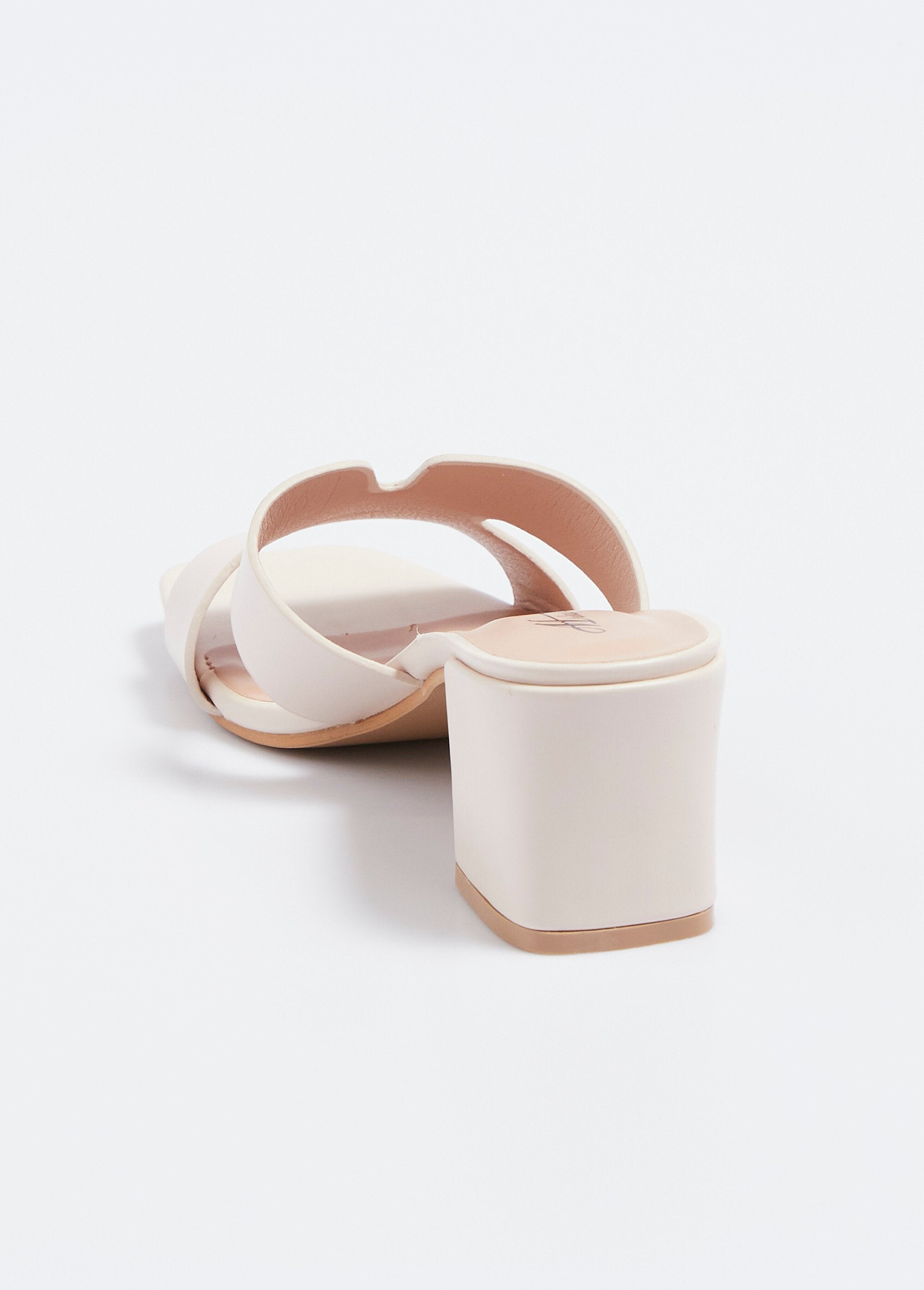 Chic_square-toe_mules_with_a_chunky_heel_Beige_DO1_slim