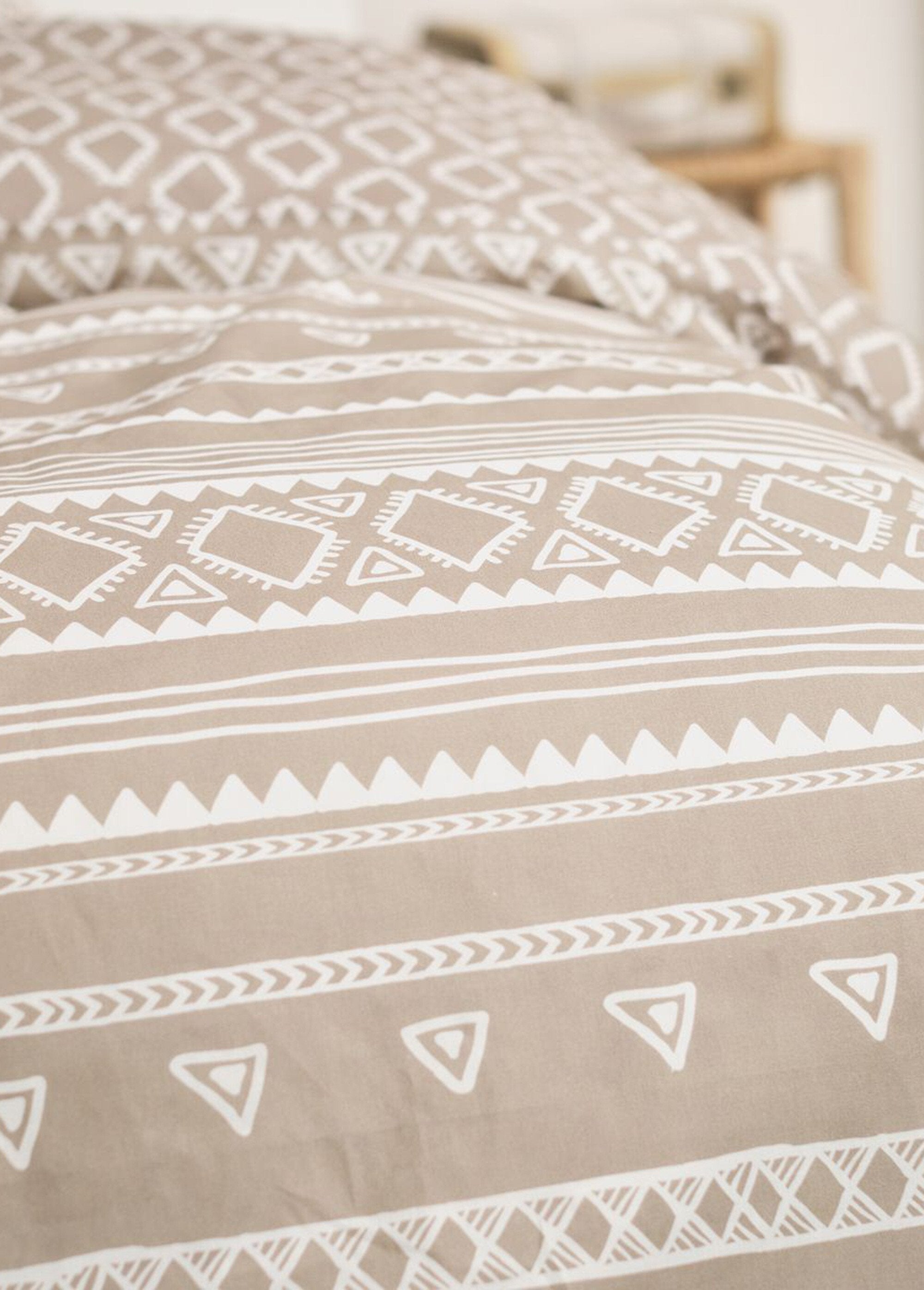 Ethnic_flannel_bedding_set,_240_x_220cm_Beige_and_white_DE2_slim