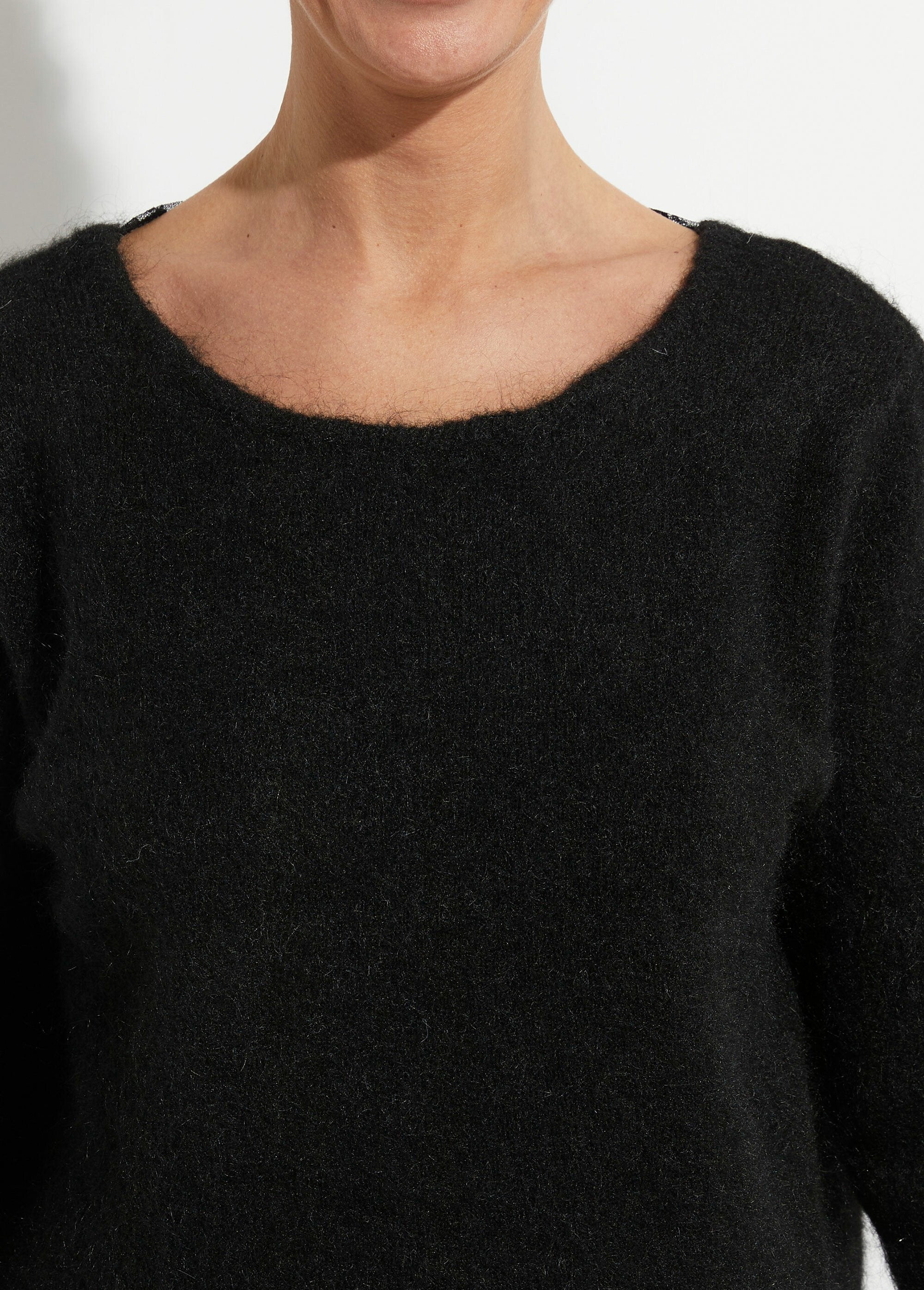 Pull_avec_laine_et_détail_dentelle_dos_Noir_DE2_slim