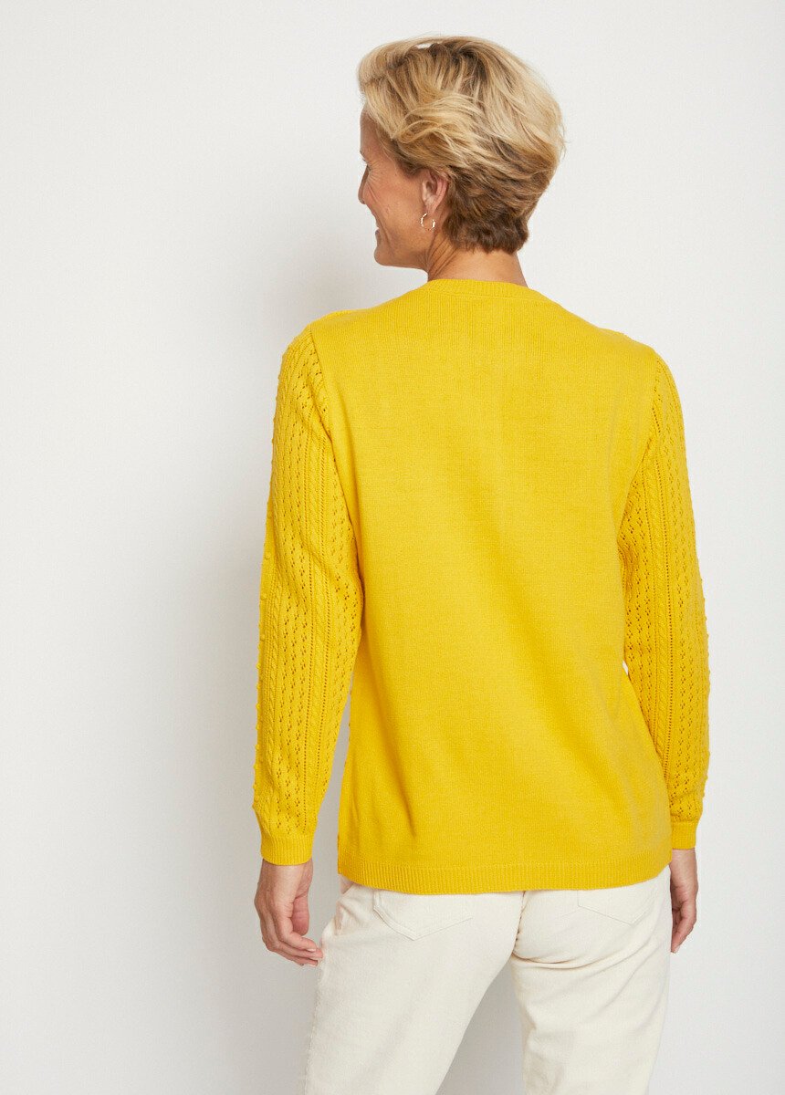 Round_neck_openwork_knit_sweater_and_balls_Honey_DO1_slim