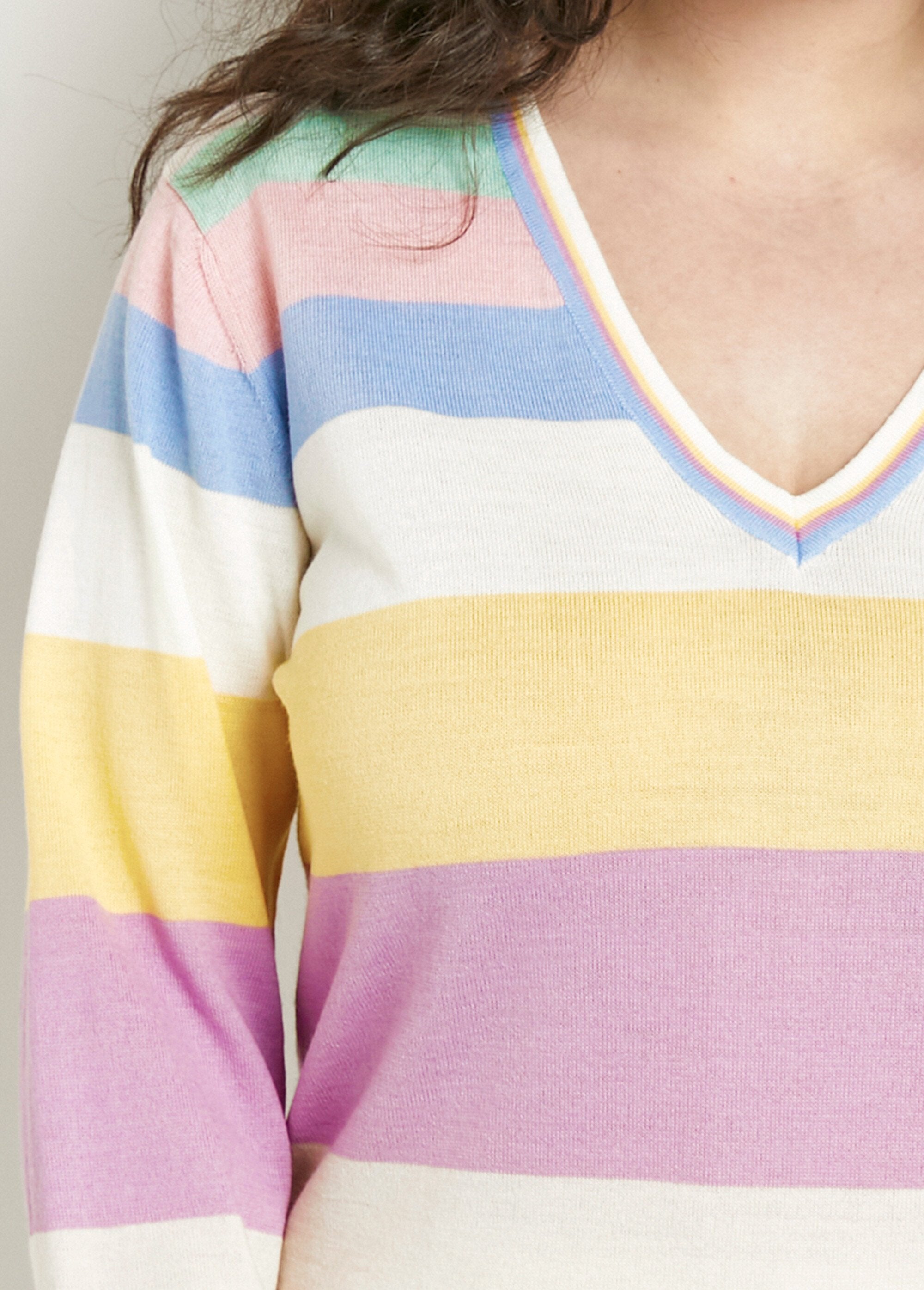 Soft_striped_V-neck_merino_wool_sweater_Multicolor_DE1_curvy