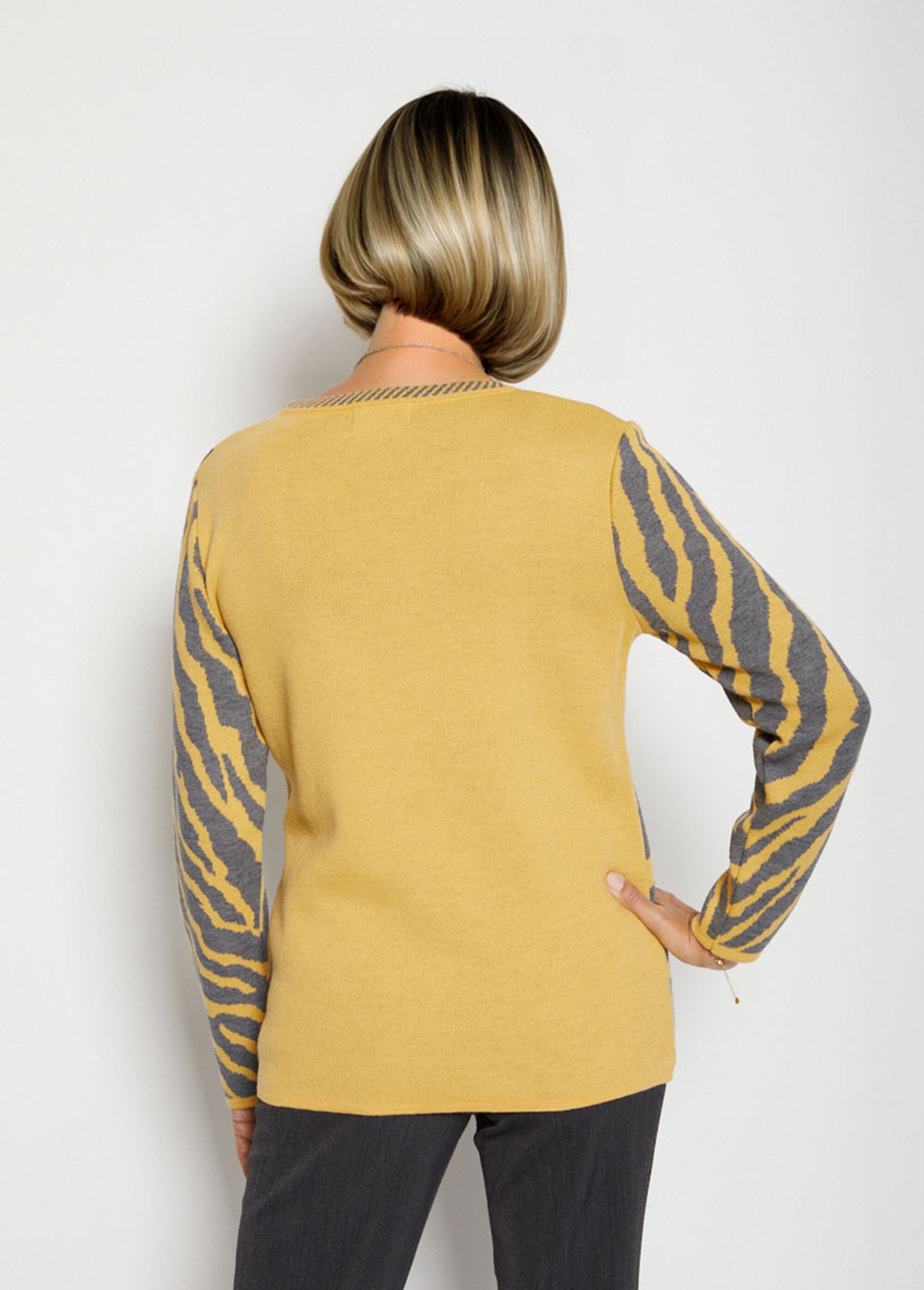 Fancy_zebra_jacquard_sweater_Honey_and_gray_DO1_slim