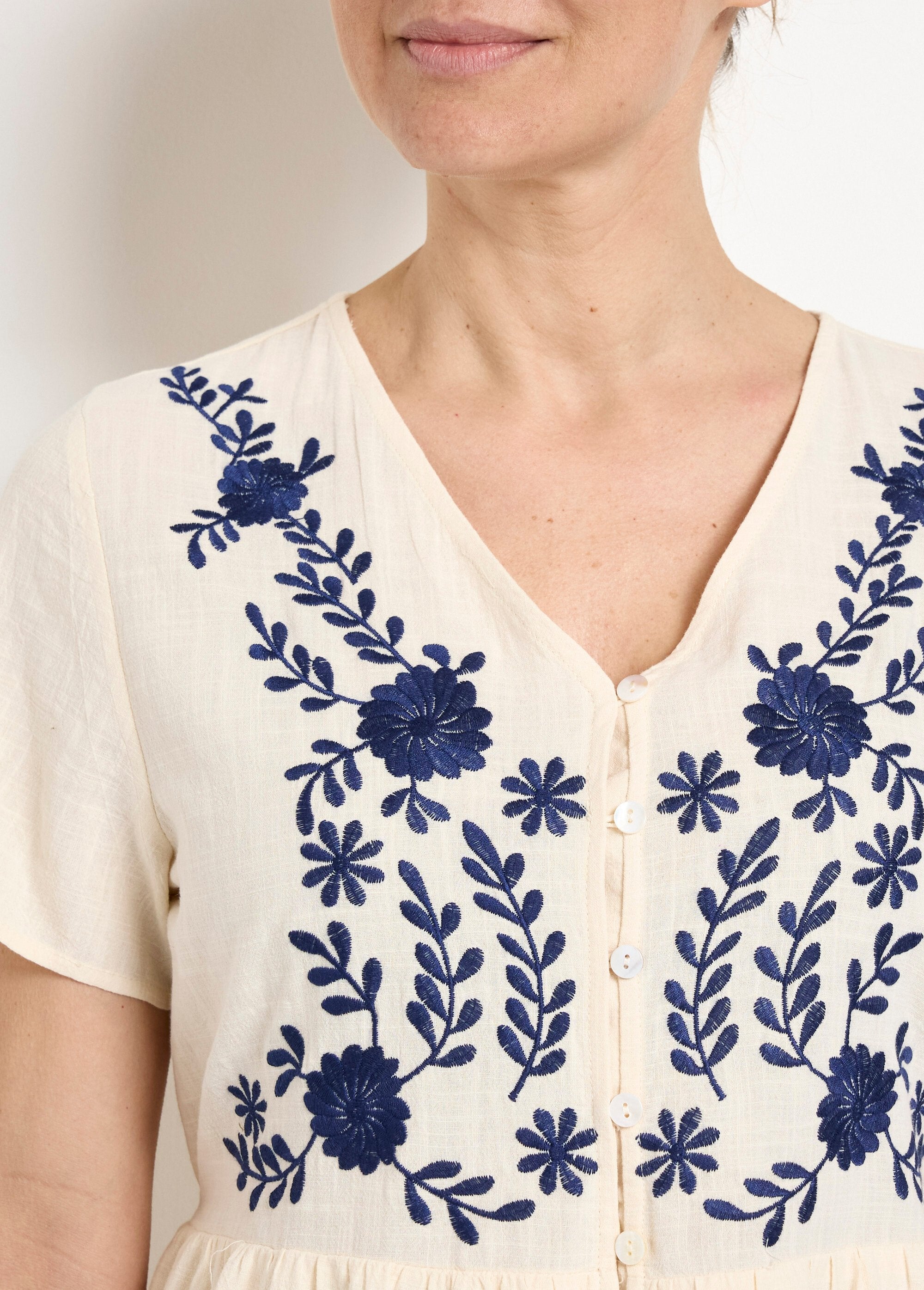 Buttoned_cotton_dress_with_floral_embroidery_White_DE1_slim