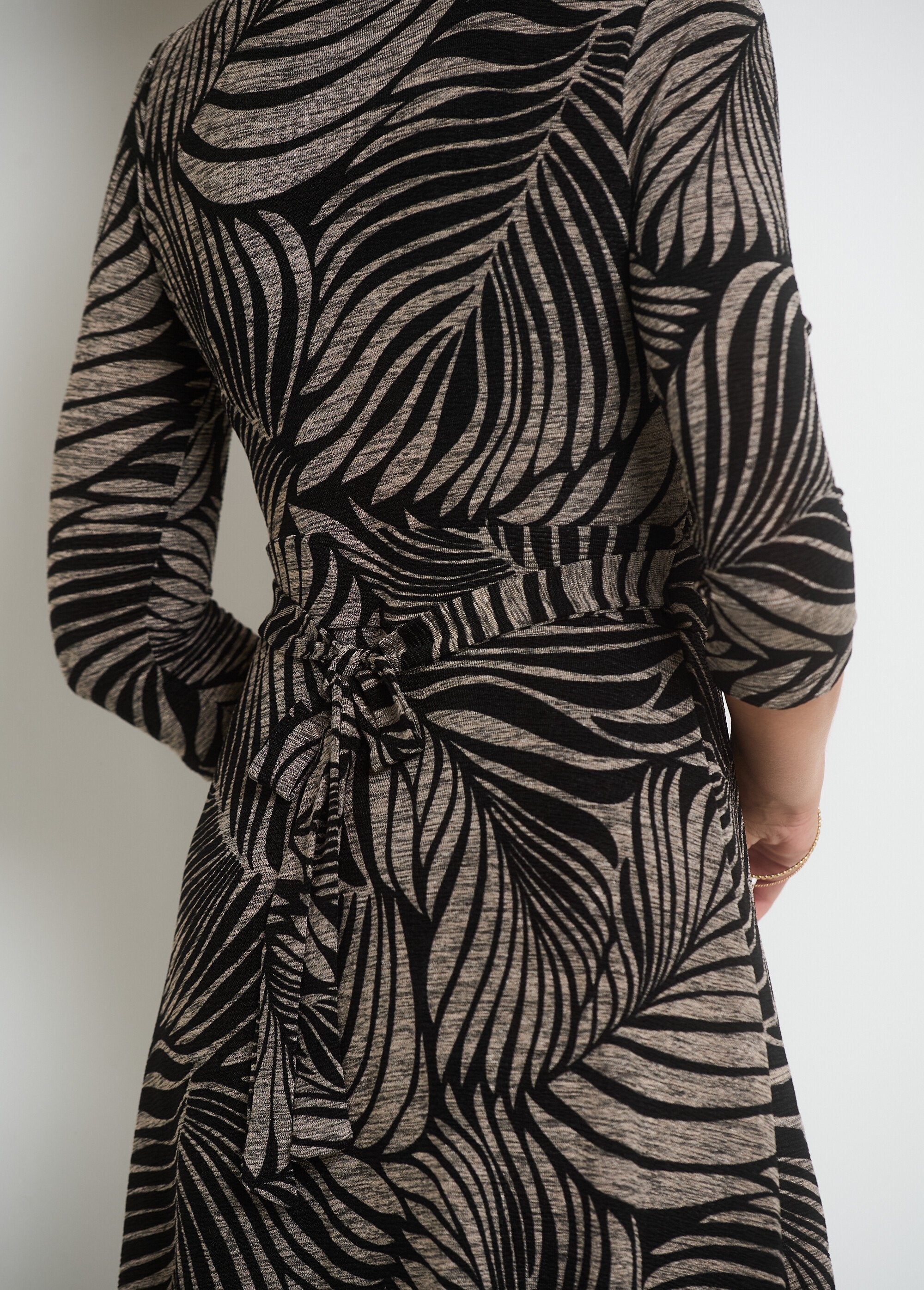 Animal_print_pleated_mesh_dress_Gray_and_black_DE2_slim