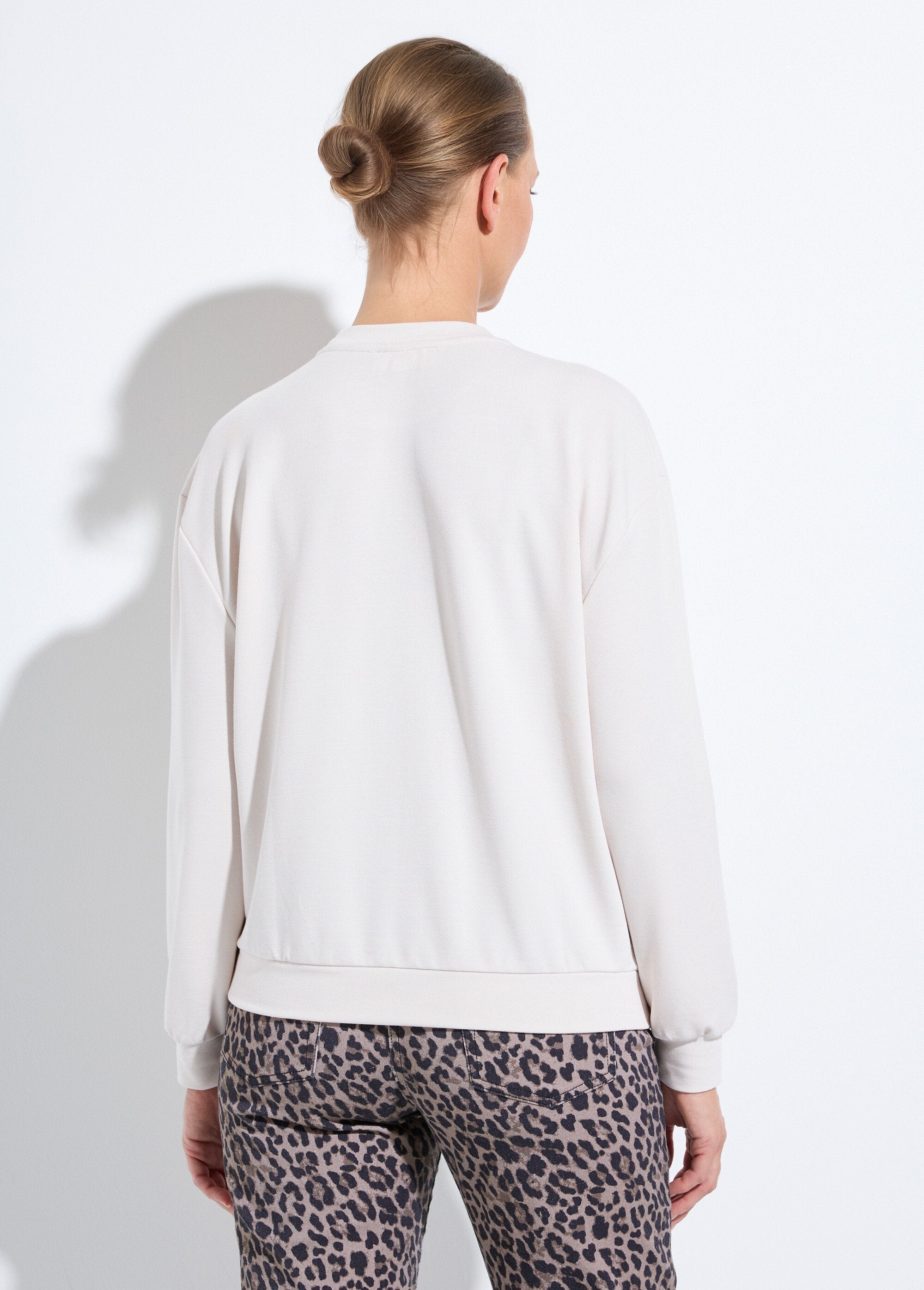 Embroidered_fleece_box_volume_sweatshirt_with_shiny_detail_Ecru_DO1_slim