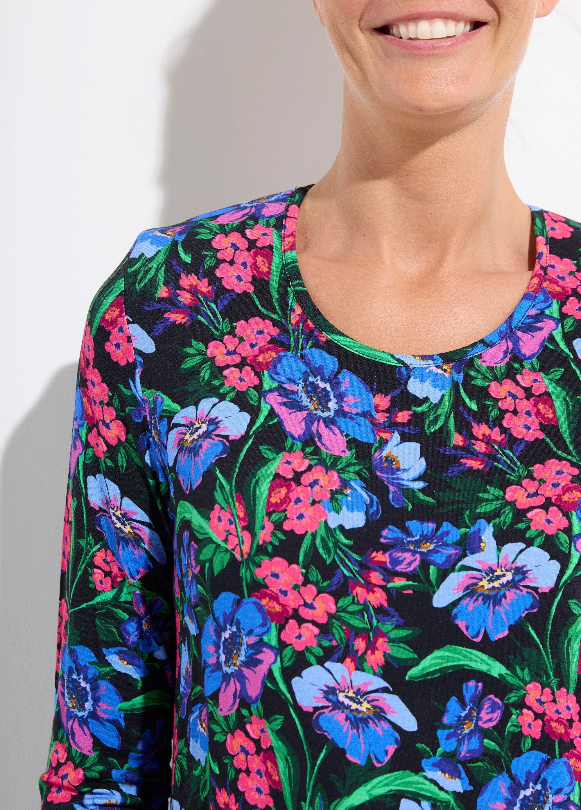 Floral_long-sleeved,_round-neck_straight-cut_T-shirt_Fuchsia_and_blue_DE1_slim