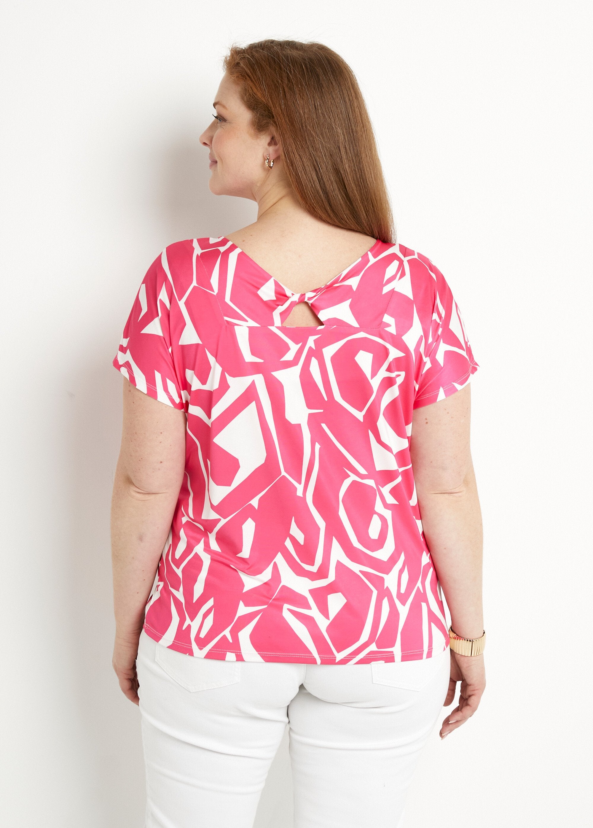 Short_straight_V-neck_graphic_print_t-shirt_Fuchsia_and_white_DO1_curvy