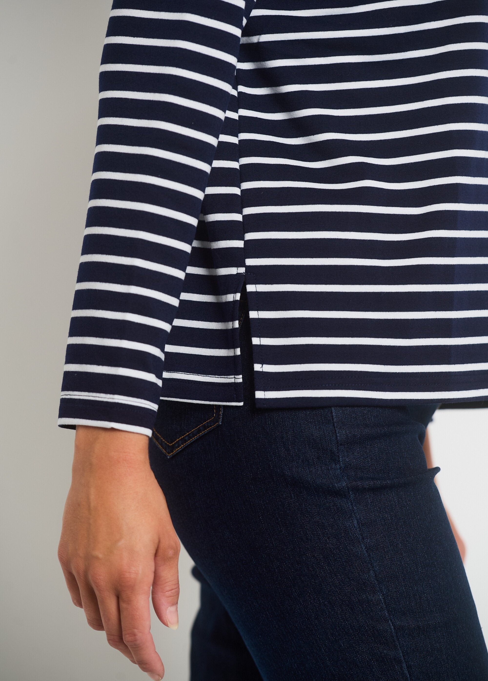Stripes_T-shirt_with_rhinestone_neckline_Striped_Navy_DE2_slim