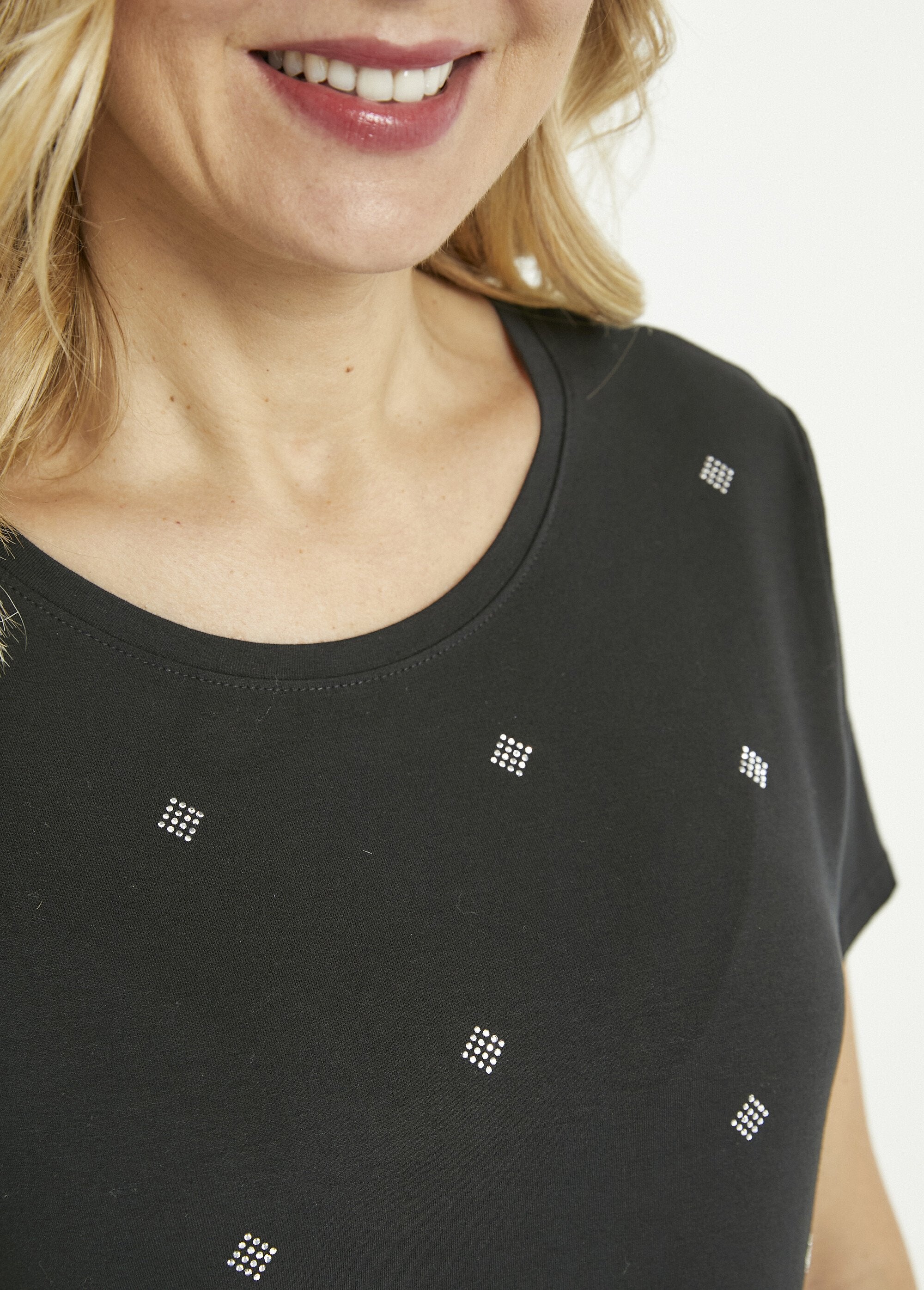 Plain_rhinestone_round_neck_short_sleeve_t-shirt_Black_DE2_slim