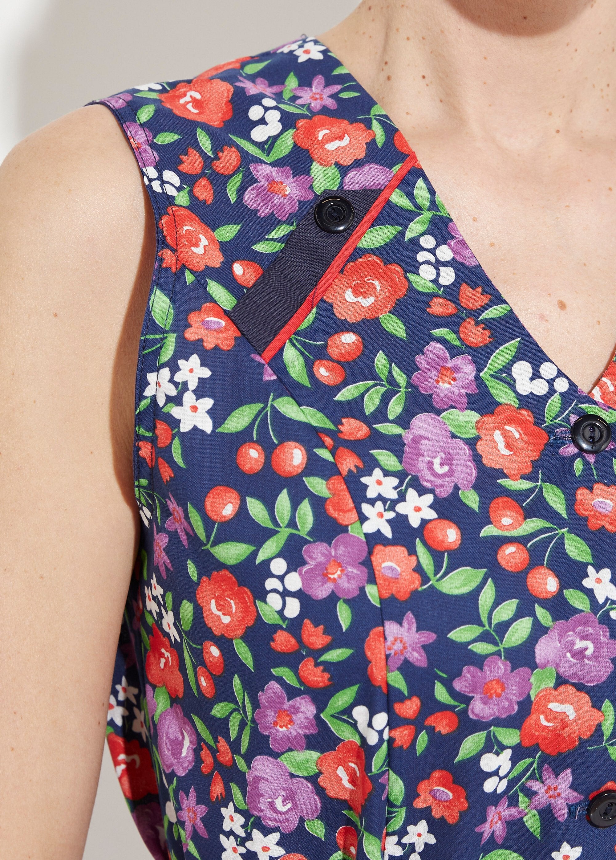Sleeveless_buttoned_apron_with_floral_print_Marine_DE2_slim