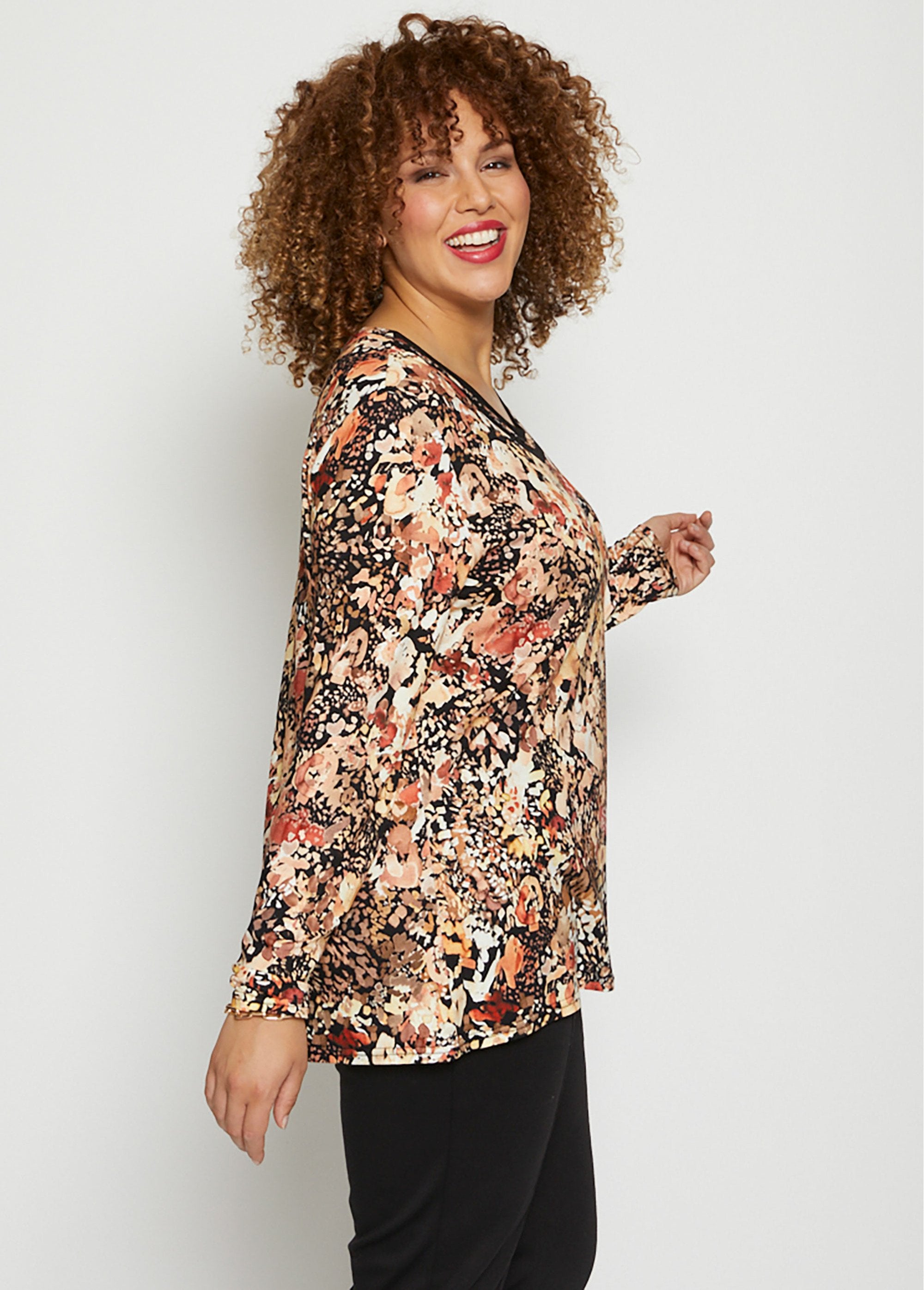 printed_T-shirt,_soft_stretchy_knit_Beige_and_brick_DR1_curvy