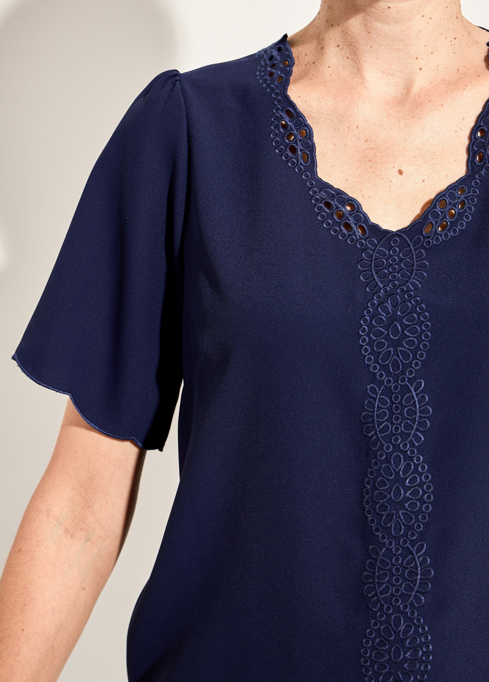 Long_embroidered_tunic_with_short_sleeves_Midnight_blue_DE1_slim