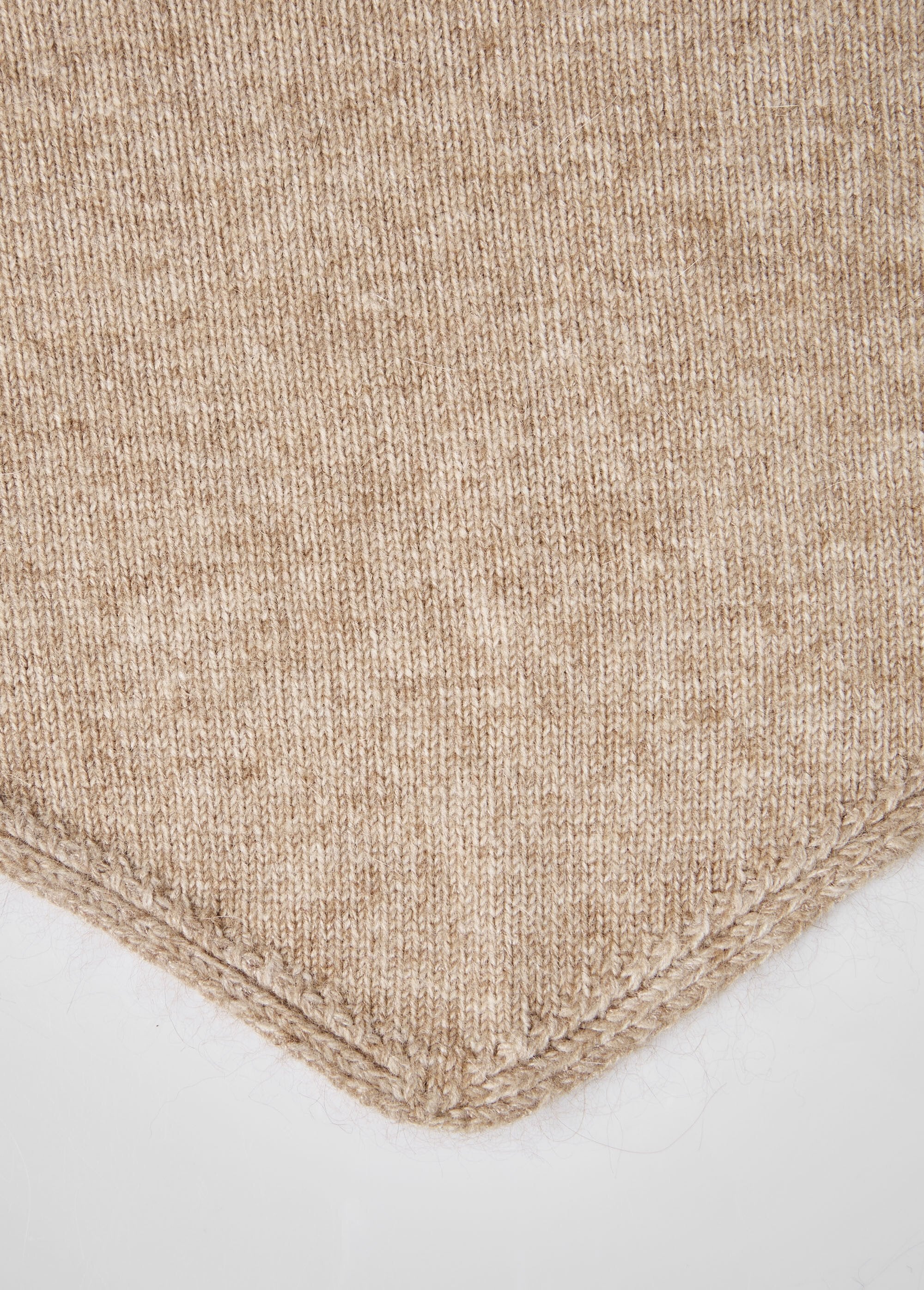 Triangle_scarf_with_wool_and_cashmere_Beige_DE1_slim