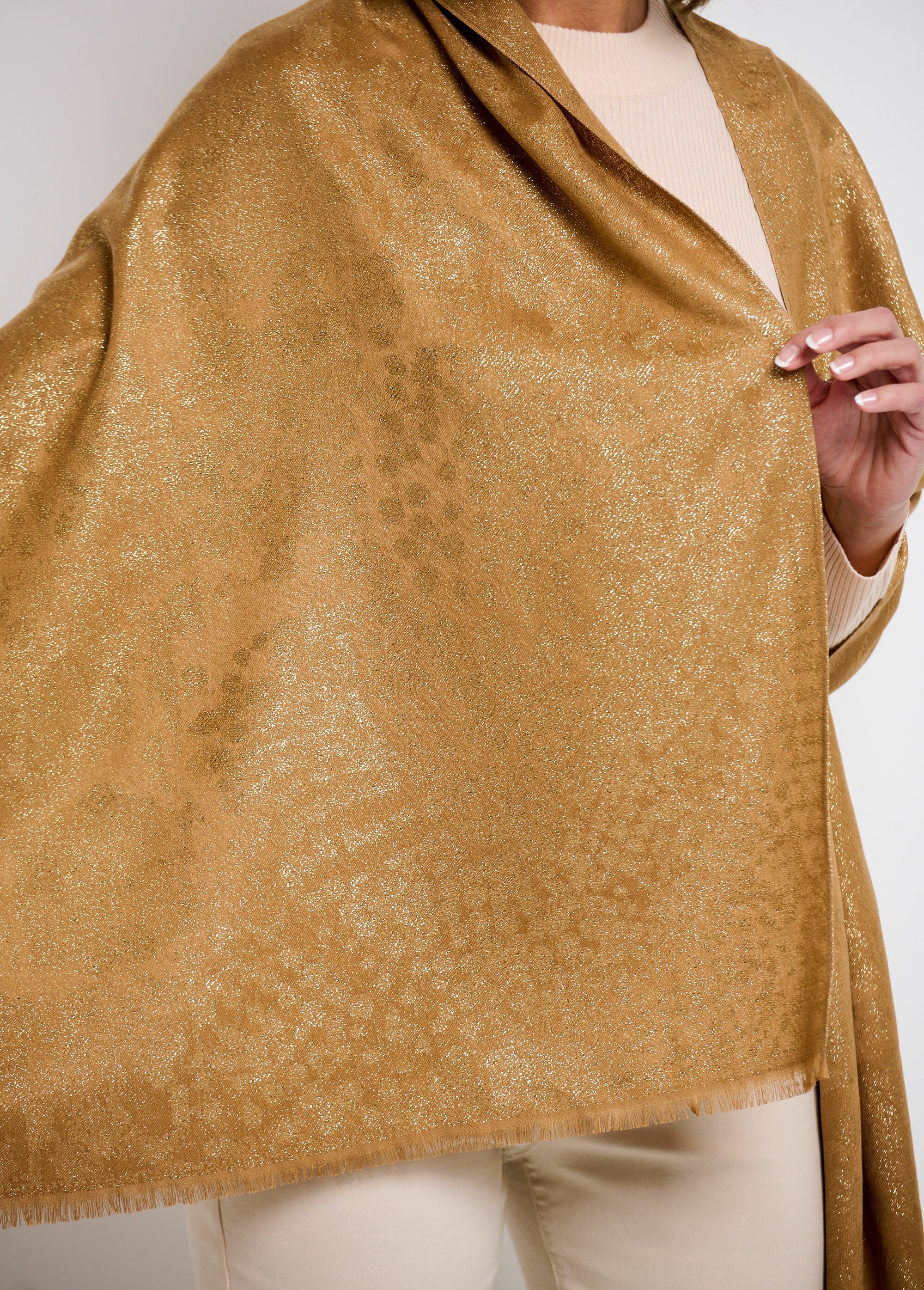 Fine_scarf_with_metallic_animal_pattern_camel_DE1_slim