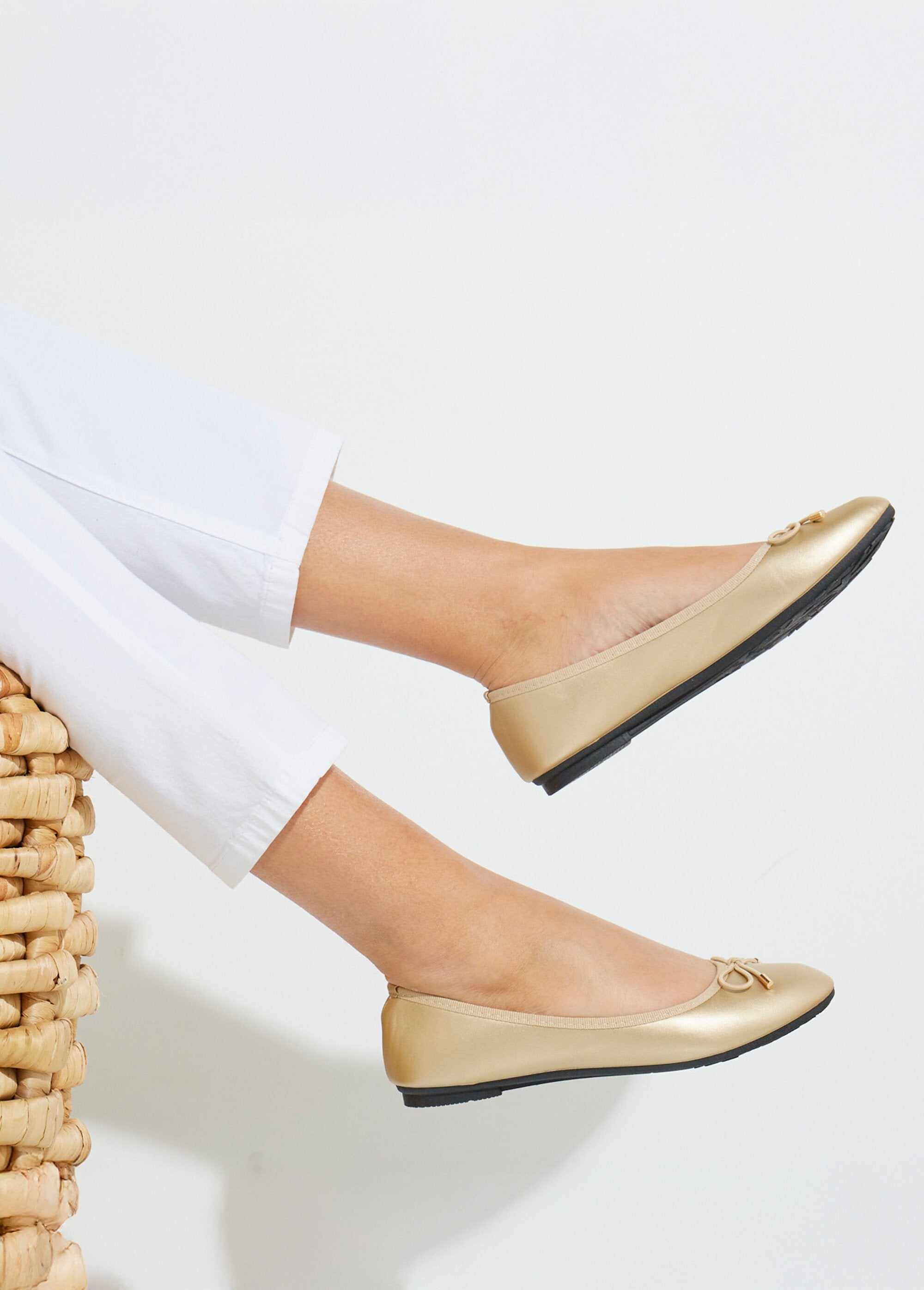 Flat_heel_ballerinas_with_small_bow_Golden_SF1_slim