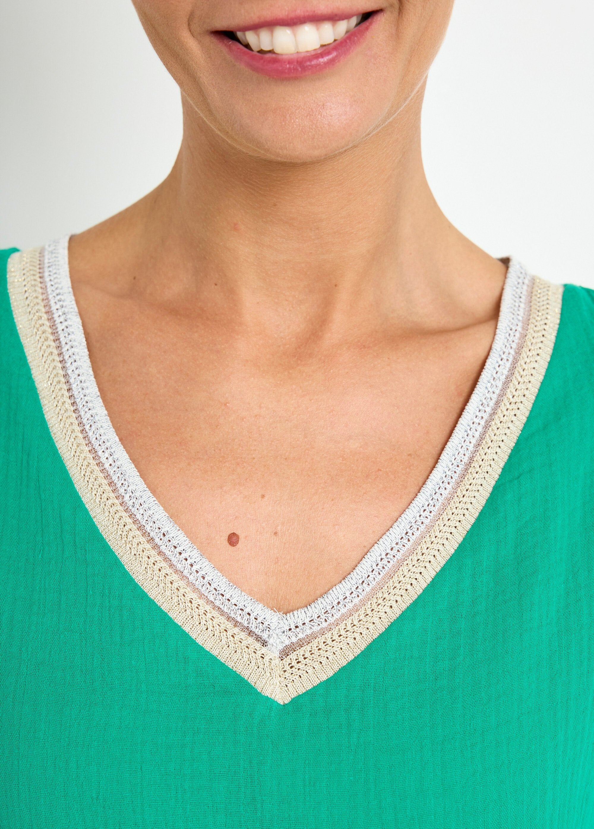 Cotton_gauze_blouse_with_V-neck_braid_Green_DE2_slim