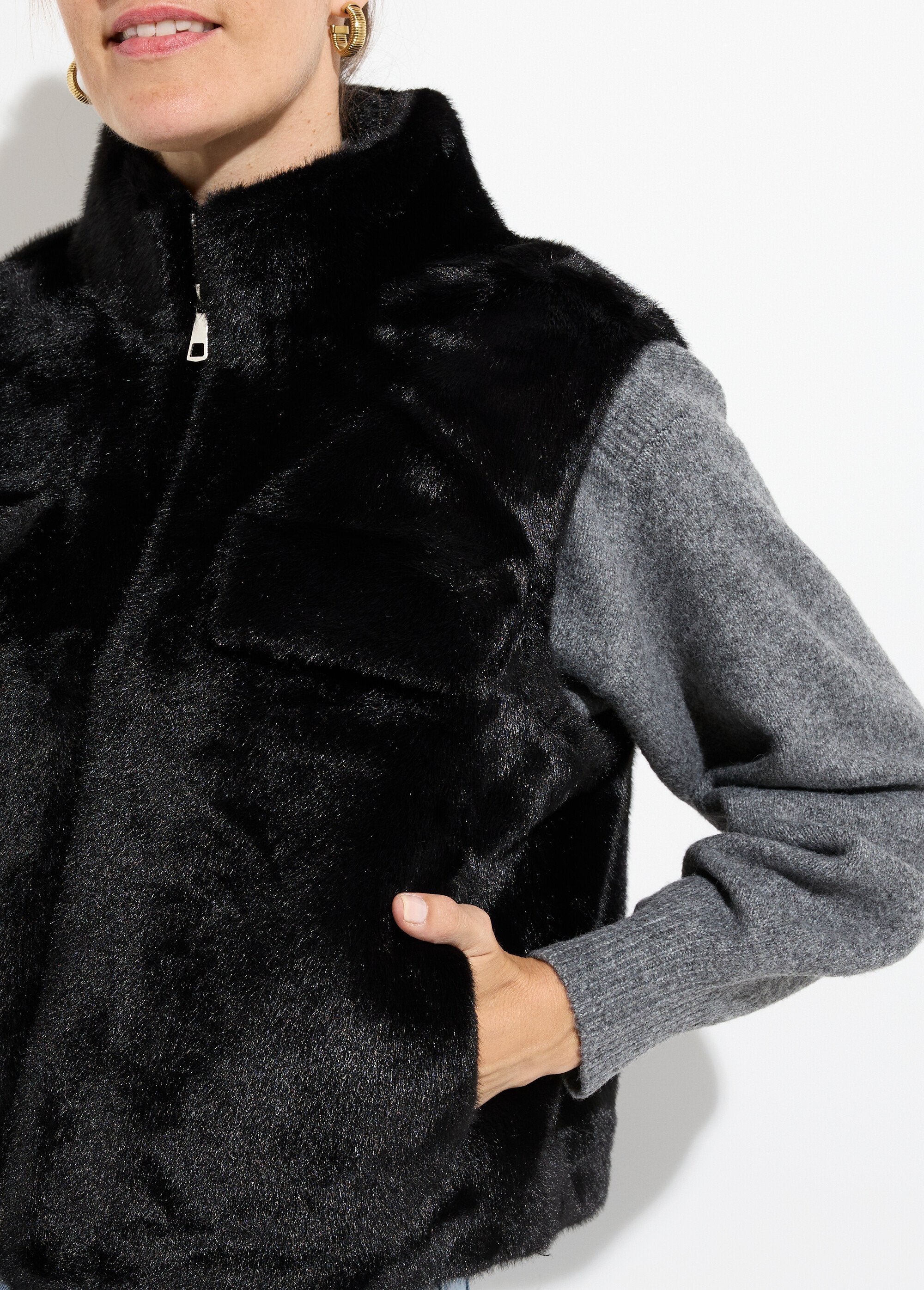 Blouson_zippé_sans_manches_en_fourrure_Noir_DE1_slim