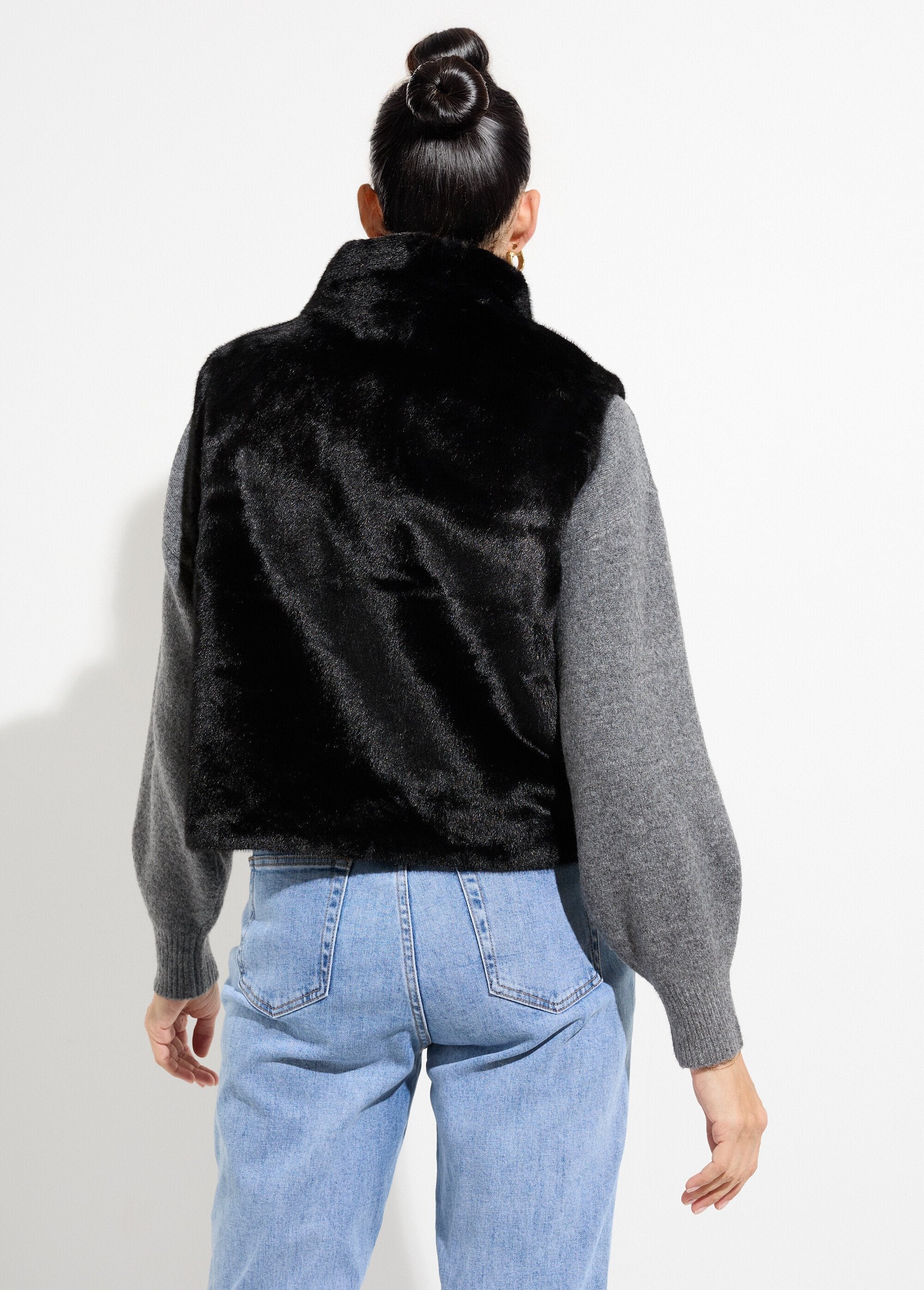 Blouson_zippé_sans_manches_en_fourrure_Noir_DO1_slim