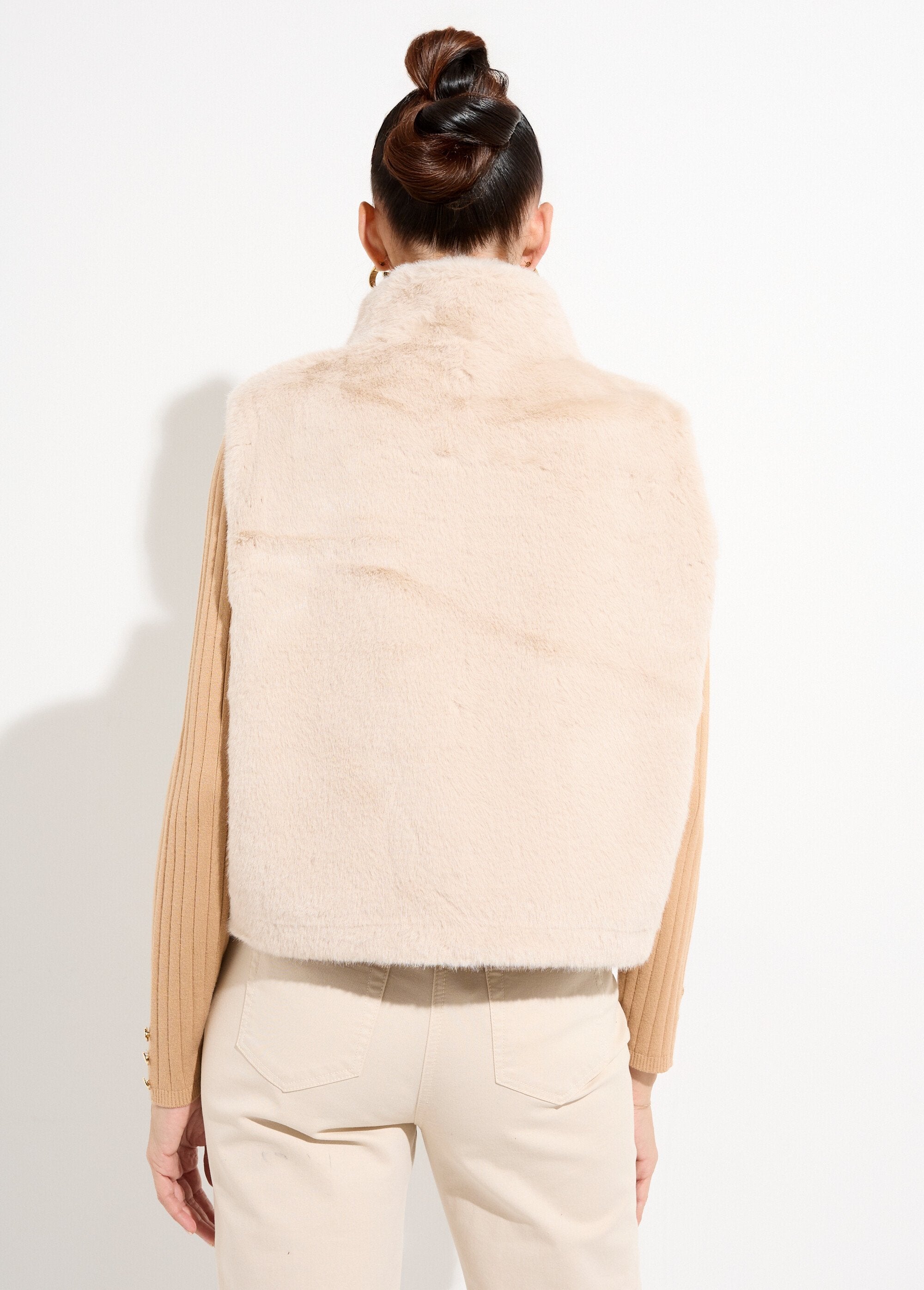 Blouson_zippé_sans_manches_en_fourrure_Ecru_DO1_slim
