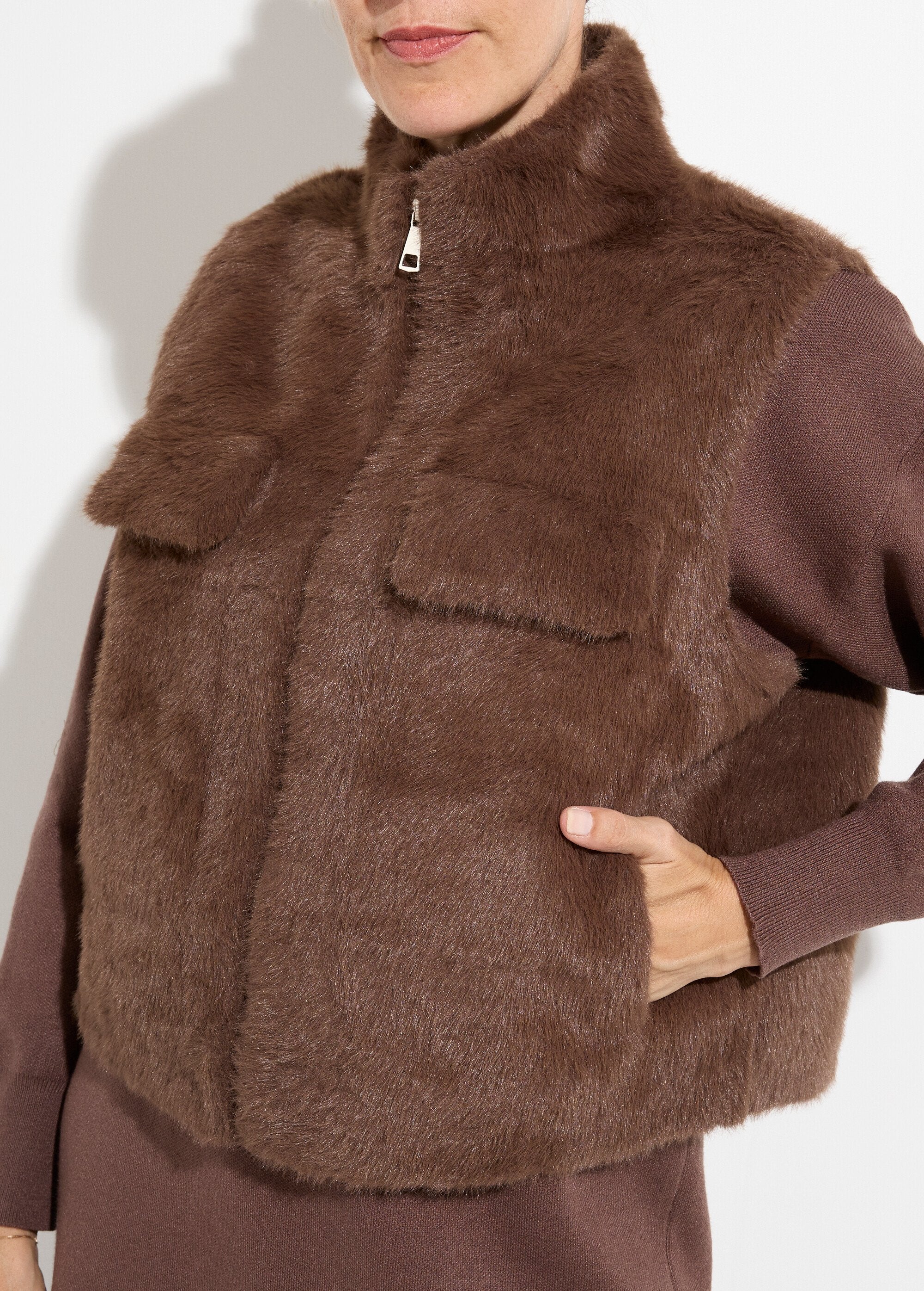 Blouson_zippé_sans_manches_en_fourrure_Chocolat_DE1_slim