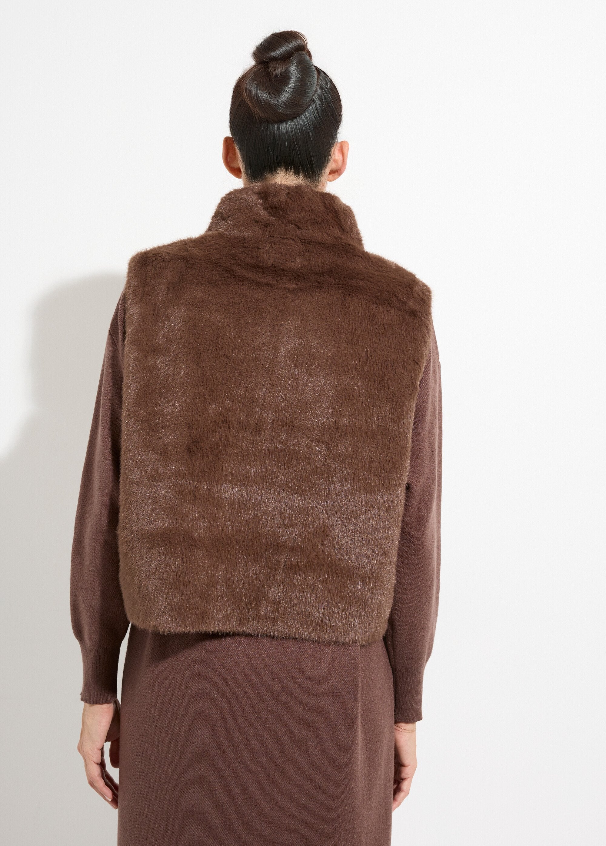 Blouson_zippé_sans_manches_en_fourrure_Chocolat_DO1_slim