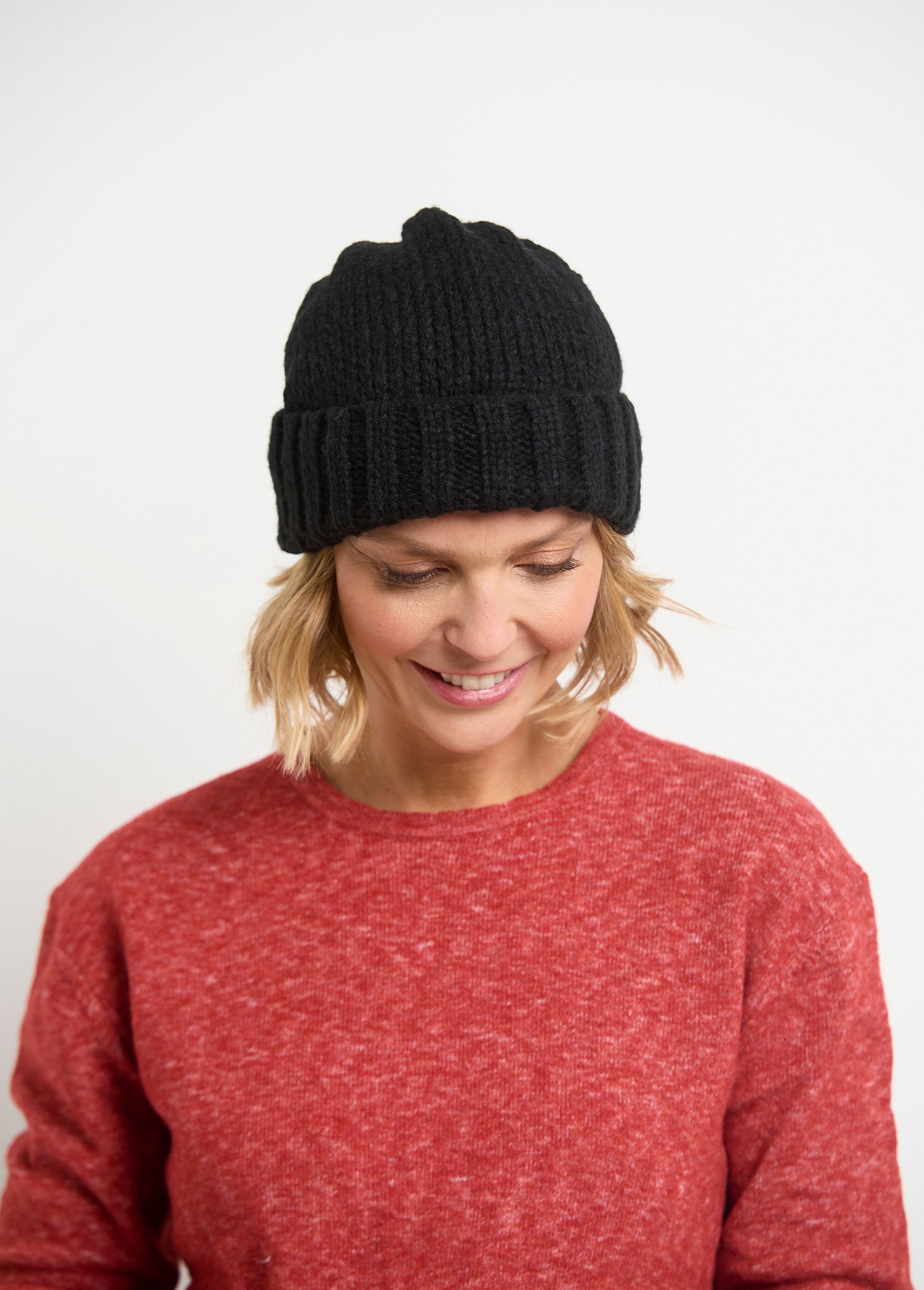 Thick_knit_hat_with_cuff_Black_DE1_slim