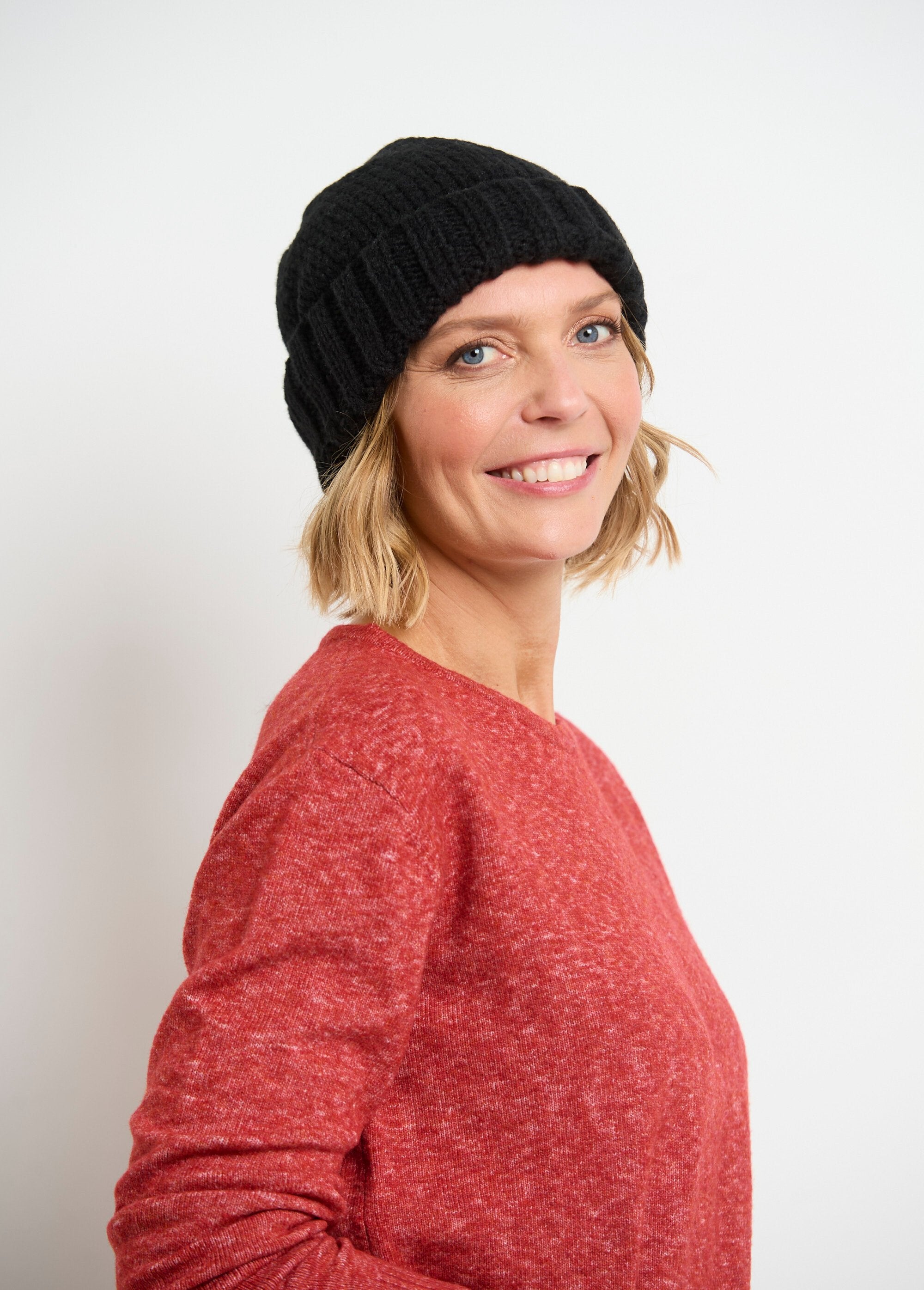 Thick_knit_hat_with_cuff_Black_FA2_slim