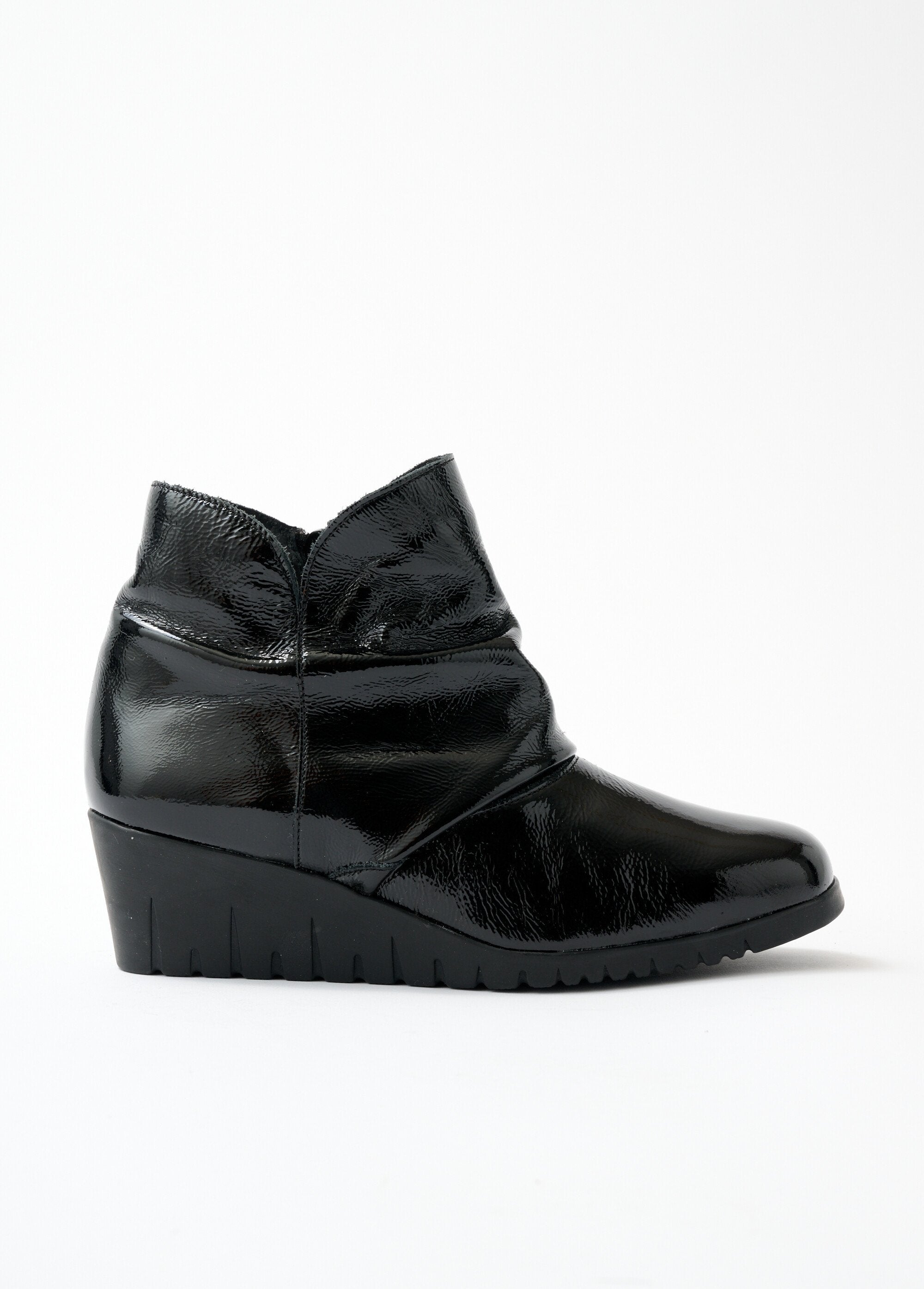 Zipped_patent_leather_boots_Black_DR1_slim