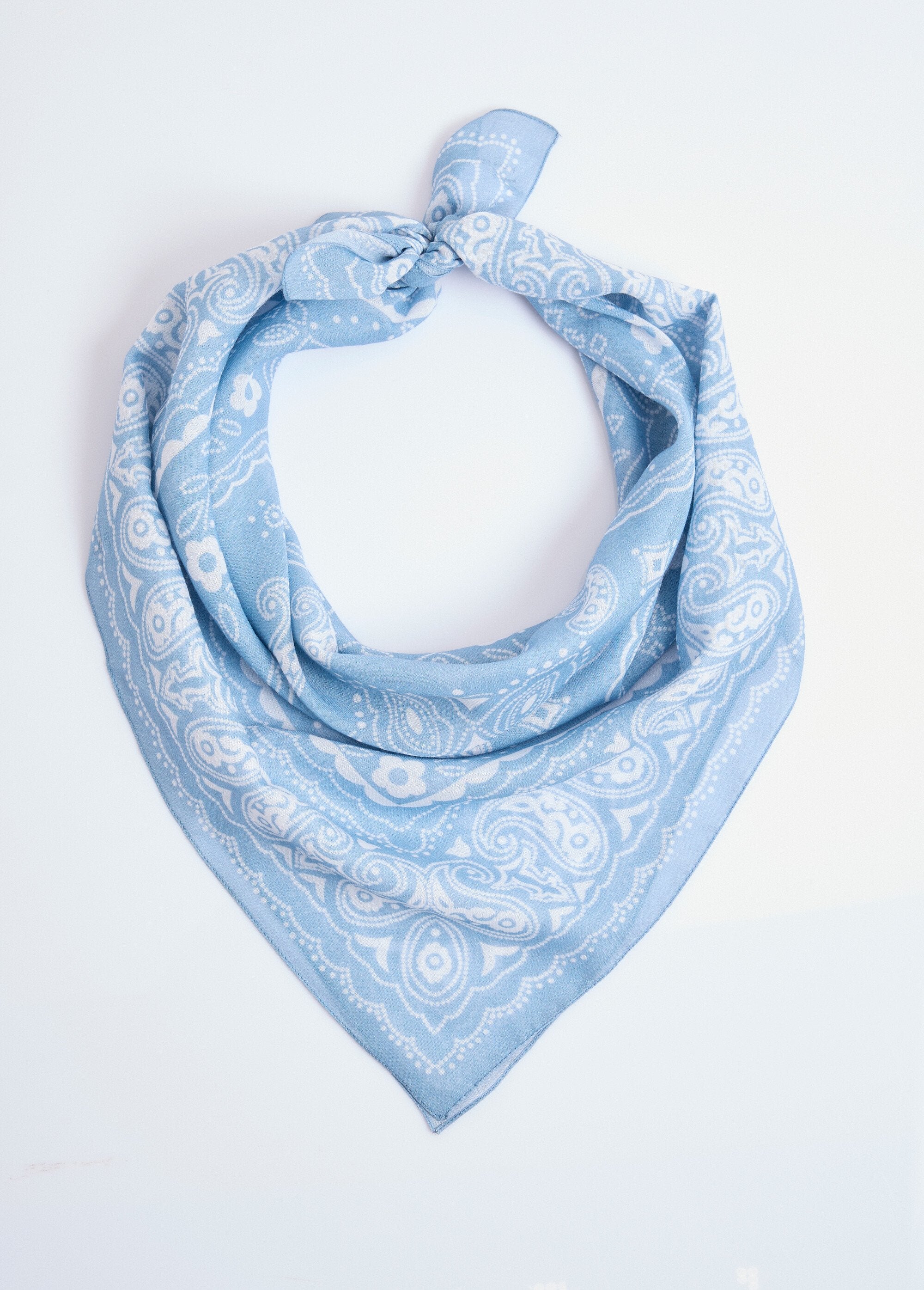 Carré_bandana_imprimé_cachemire_Bleu_et_blanc_FA1_slim