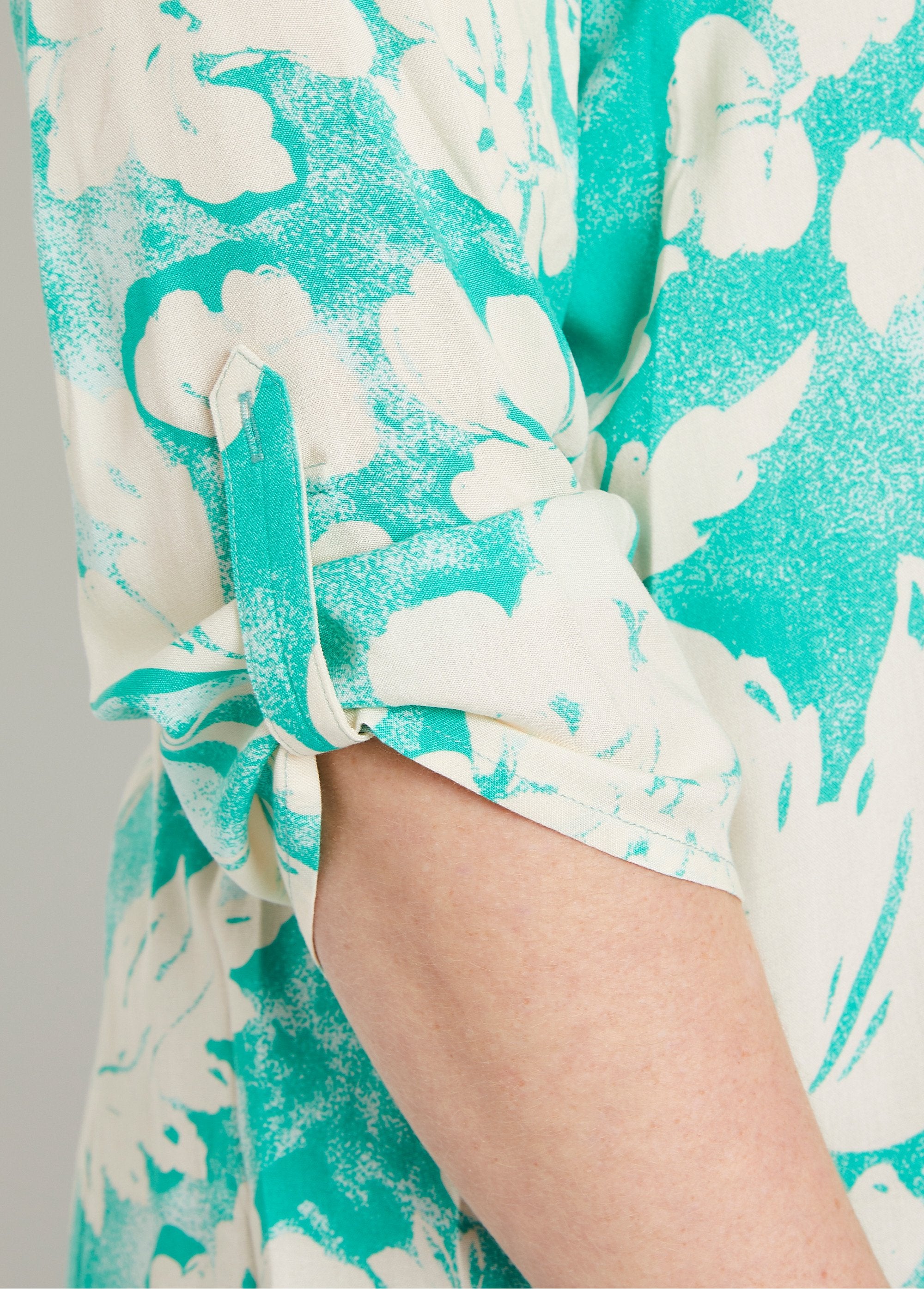 Loose_long_floral_blouse_Green_and_white_DE2_curvy