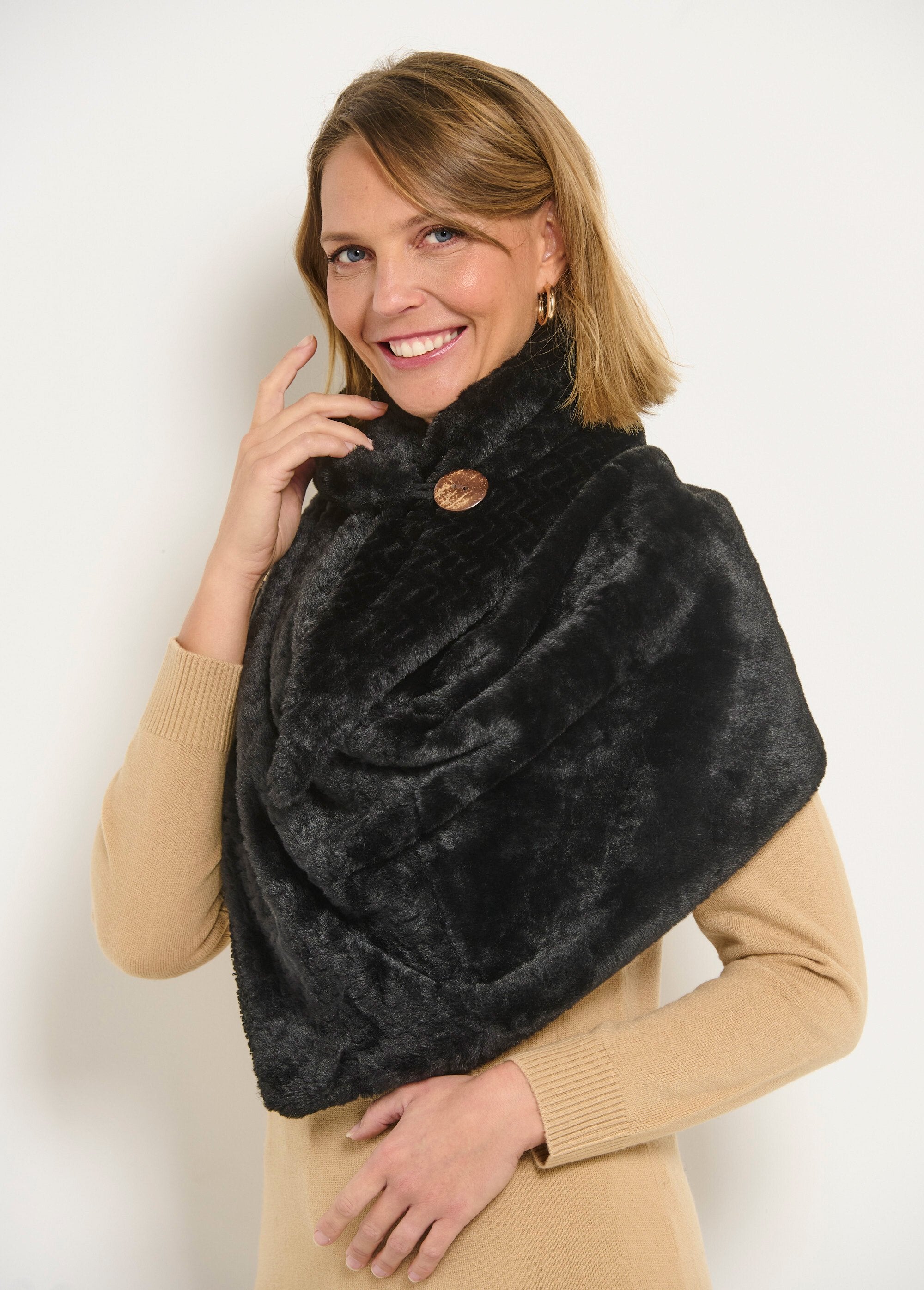 Warm_fur_shoulder_cover_with_chevron_pattern_Black_GA1_slim