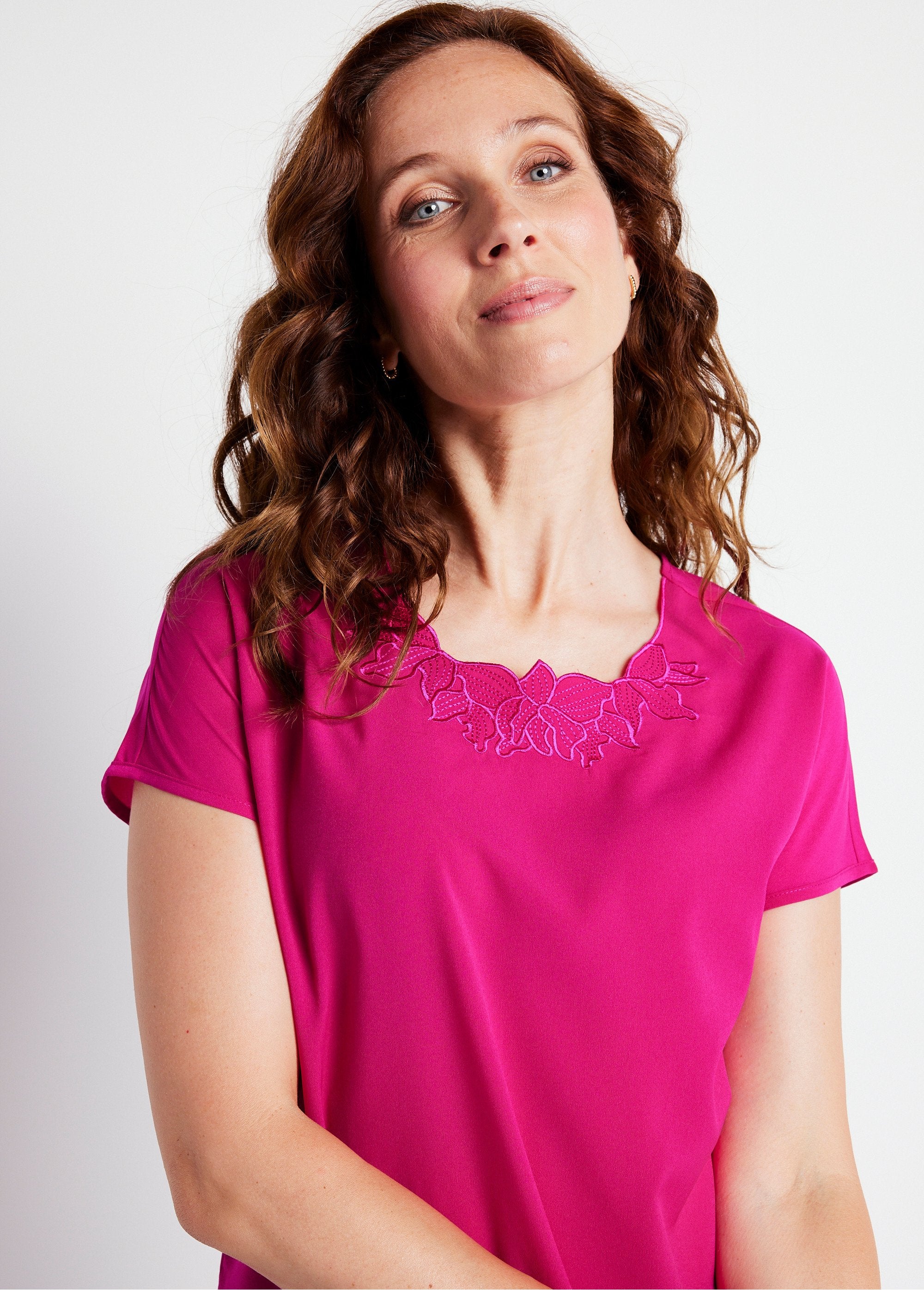 Long_short-sleeved_top_with_round_neck_embroidery_Fuchsia_DE2_slim