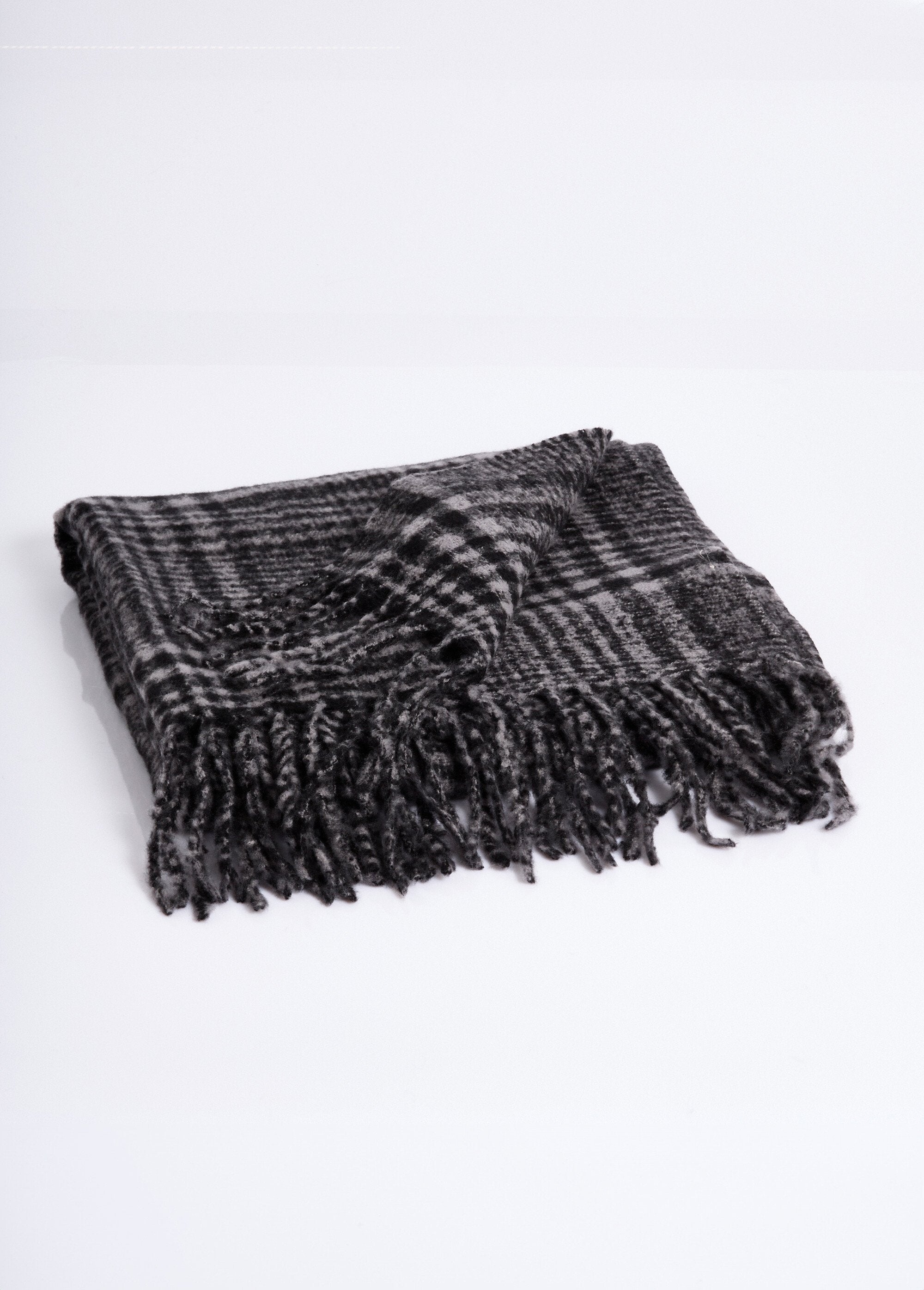 Warm_plaid_fringed_scarf_Gray_DE1_slim
