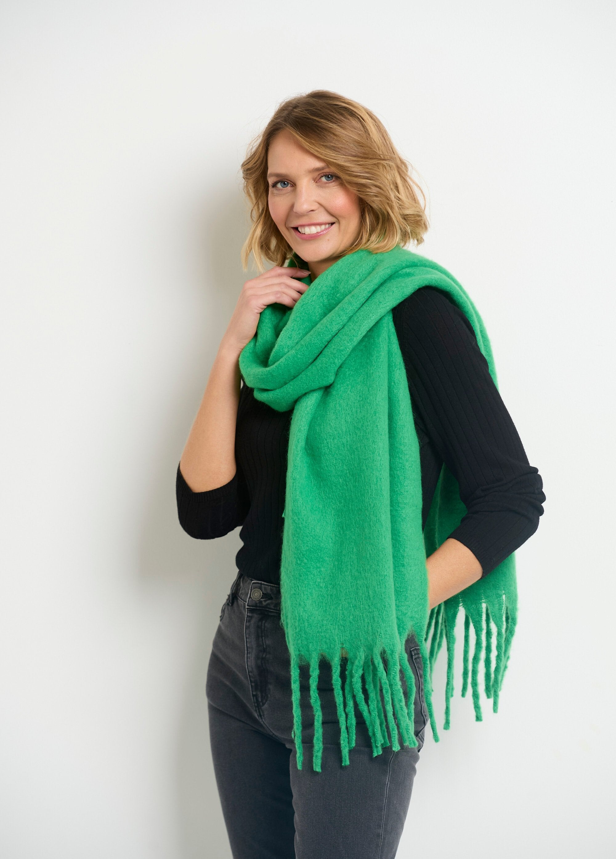 Thick_warm_plain_fluffy_scarf_Green_meadow_FA2_slim