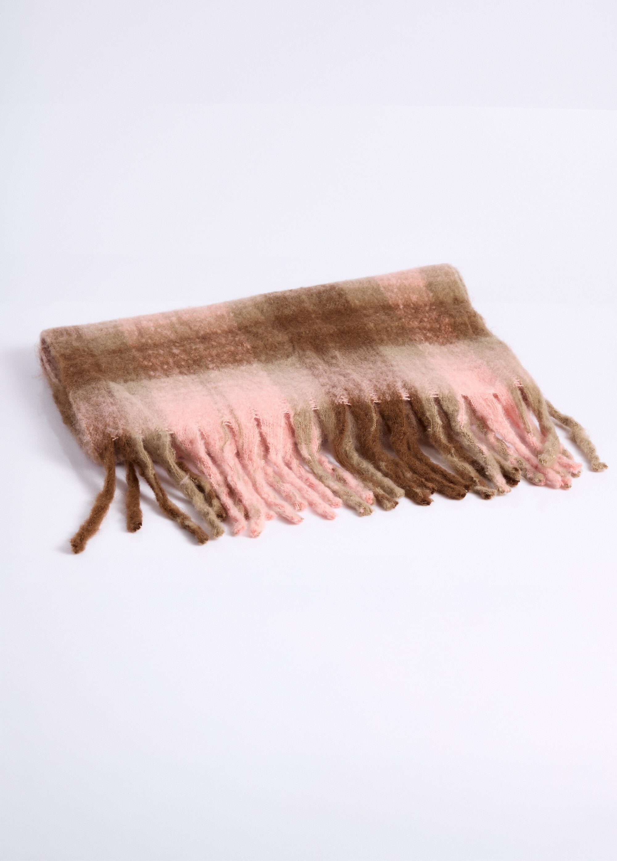 Long_checkered_scarf_with_fringe_Pink_tiles_FA1_slim