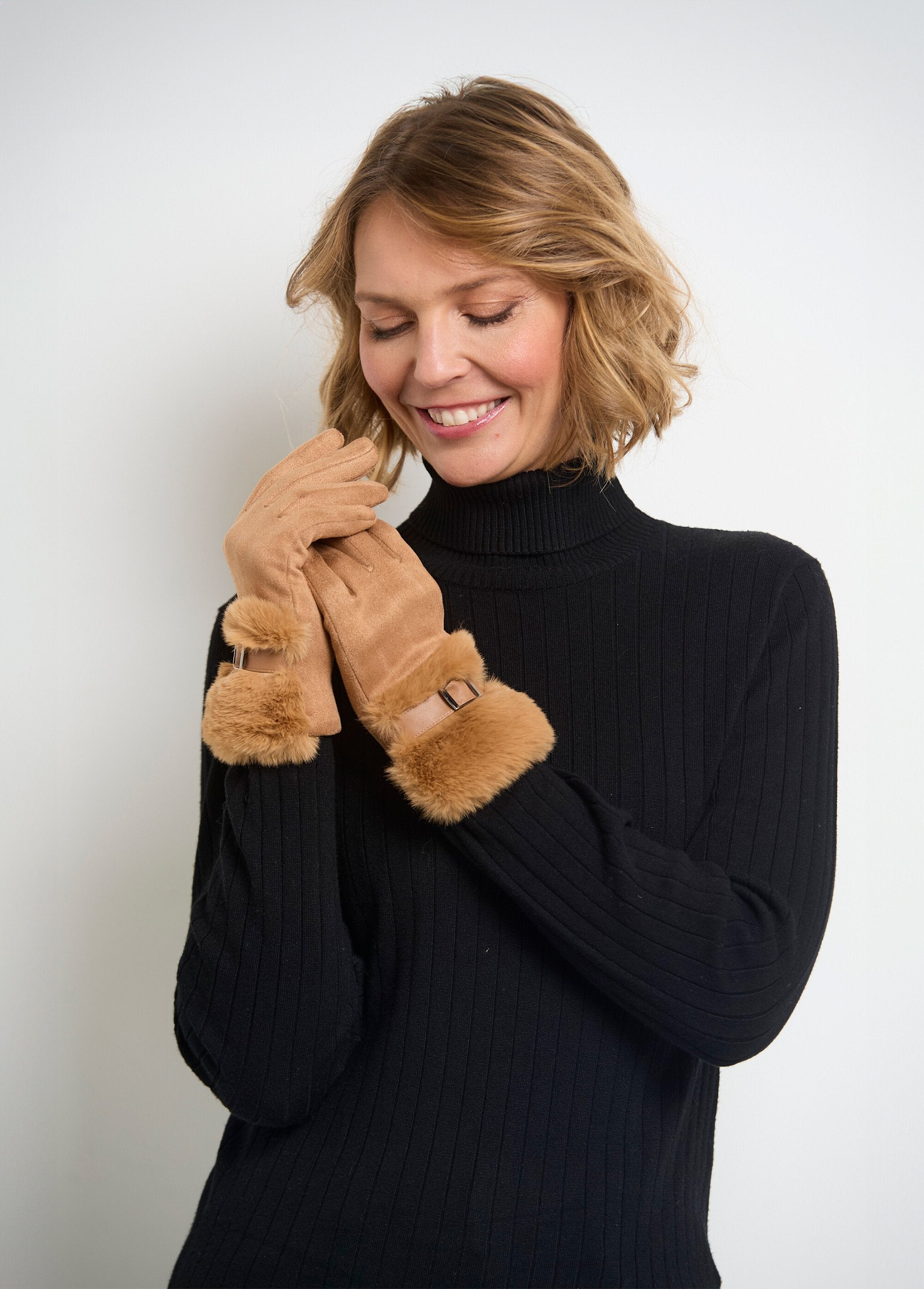 Faux_fur_suede_gloves_with_buckle_camel_FA1_slim