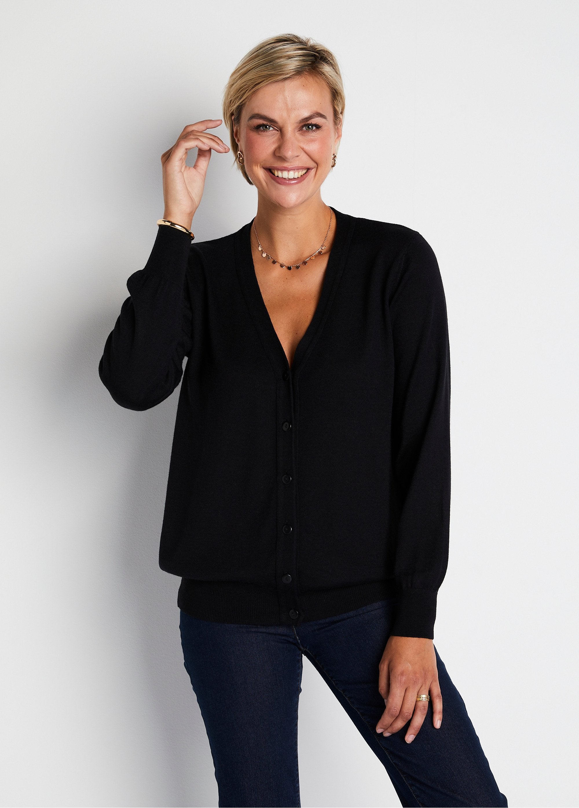 Buttoned_V-neck_cardigan_with_merino_wool_Black_FA1_slim