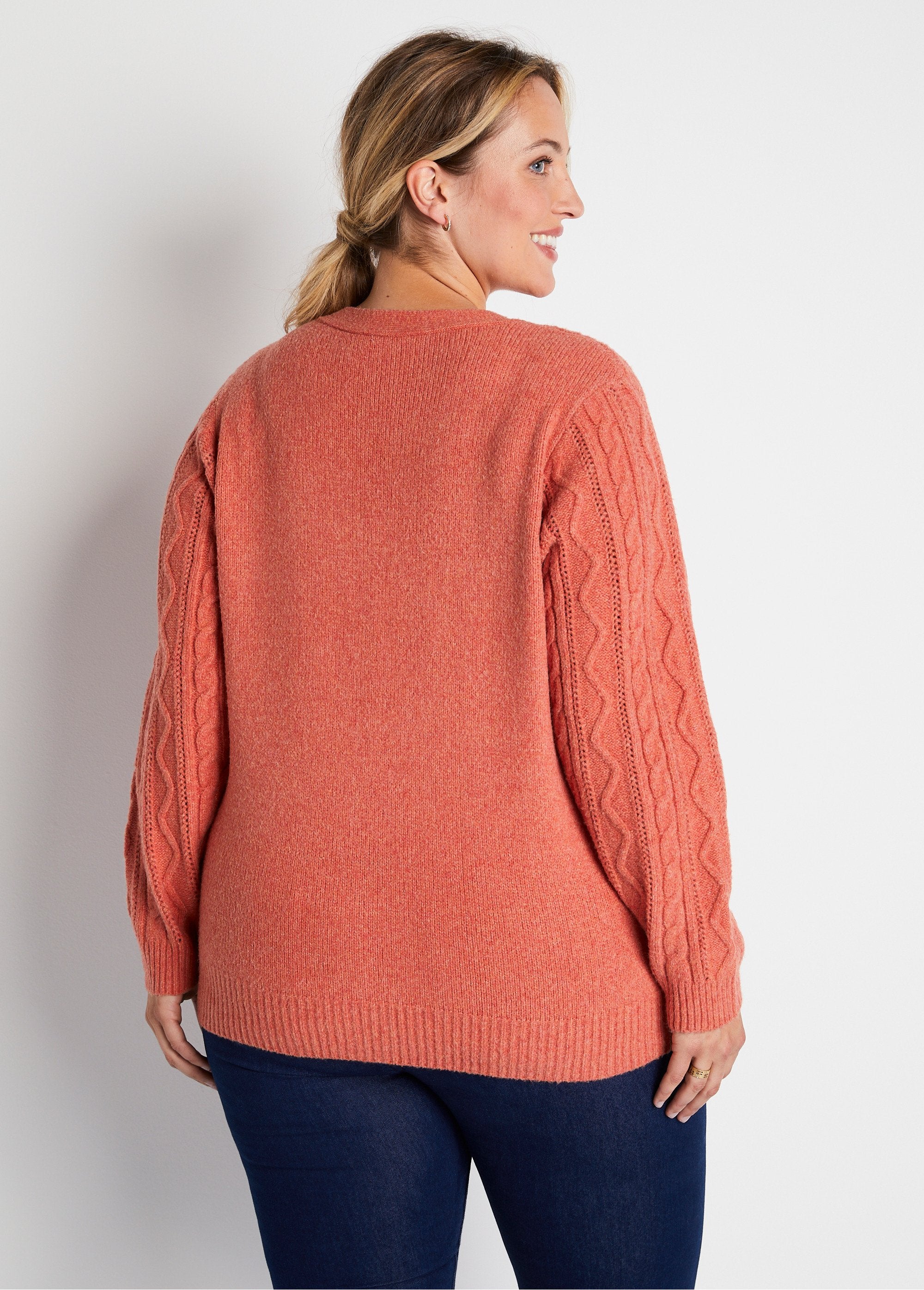 Short_buttoned_V-neck_cable_knit_cardigan_Tomette_DO1_curvy