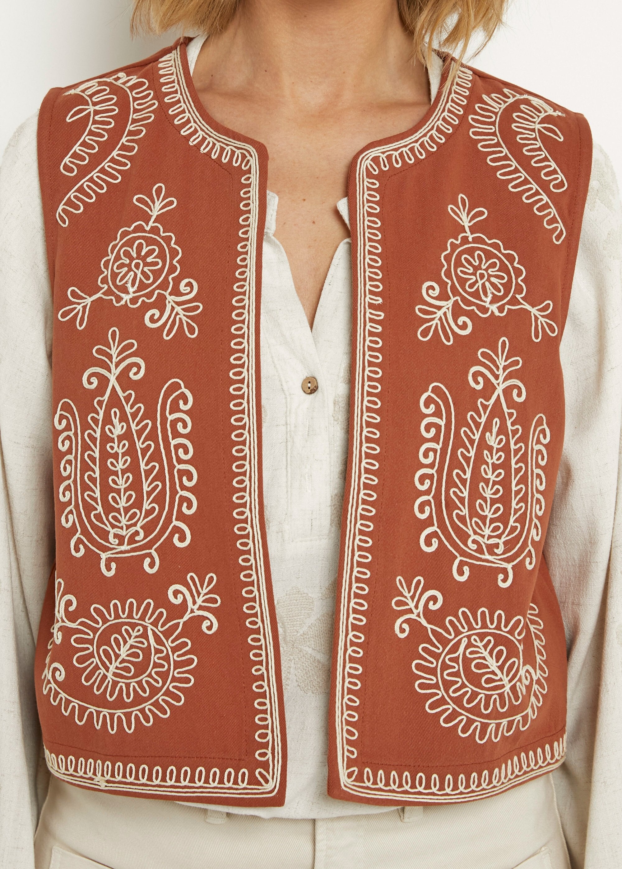 Scandinavian_style_embroidered_sleeveless_vest_Paprika_DE2_slim