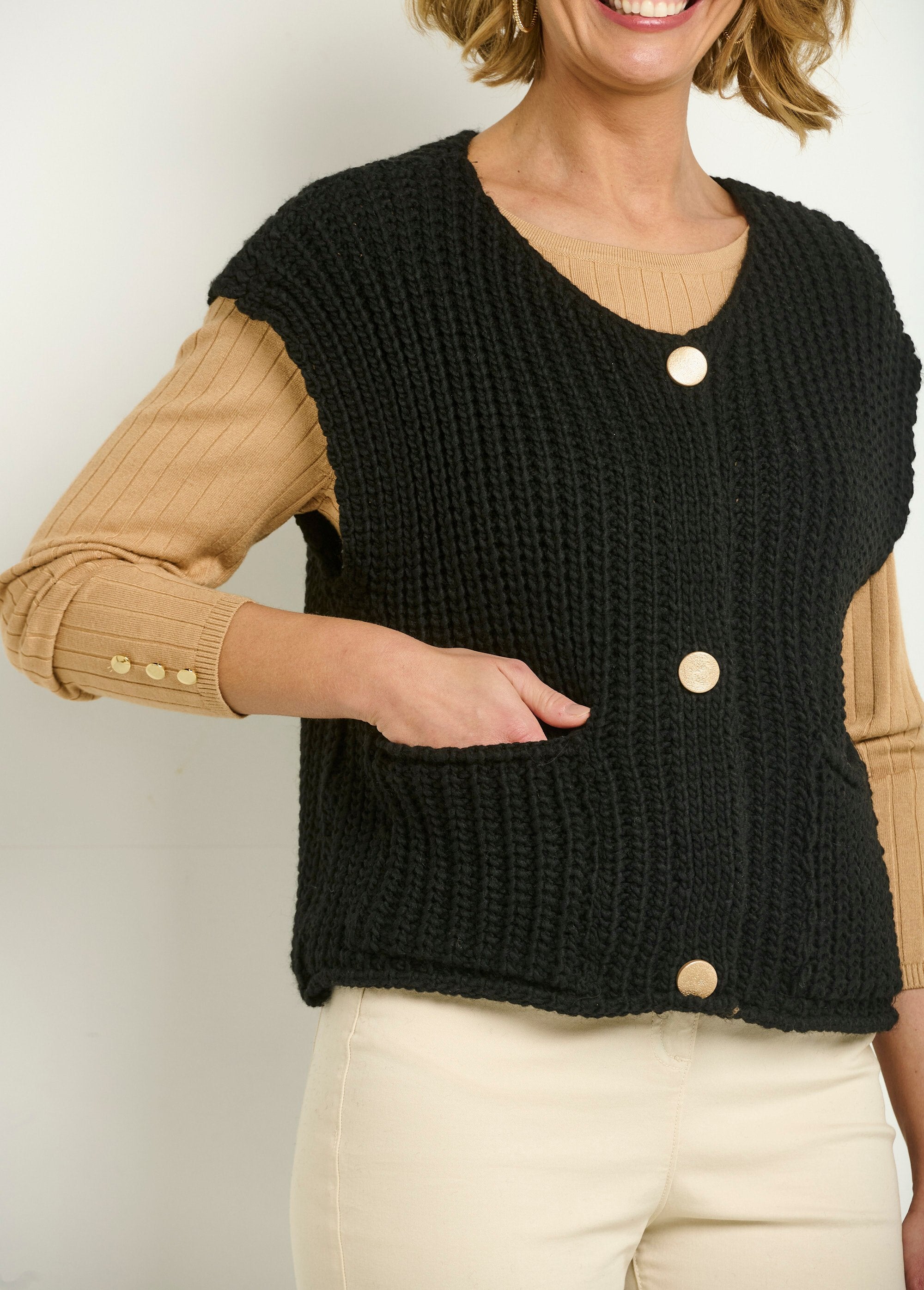 Sleeveless_vest_in_large_gauge_knit_Black_DE1_slim